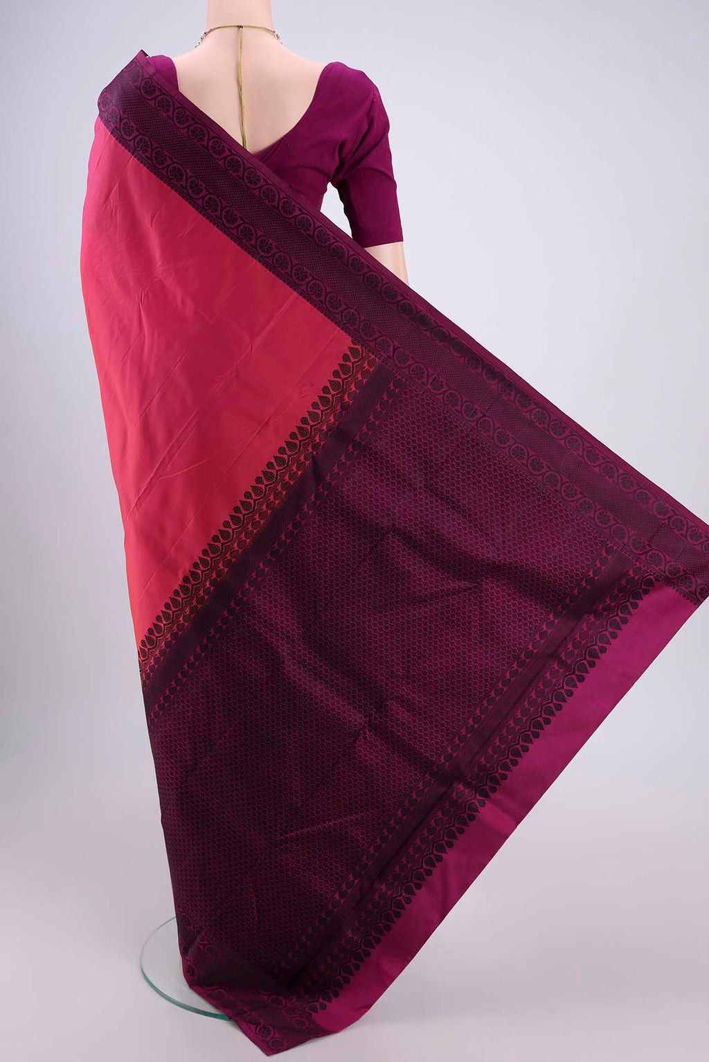 Flat view of Pink Dual Tone Kanjivaram Silk Saree with Thread Butta on the body and Thread Border. 