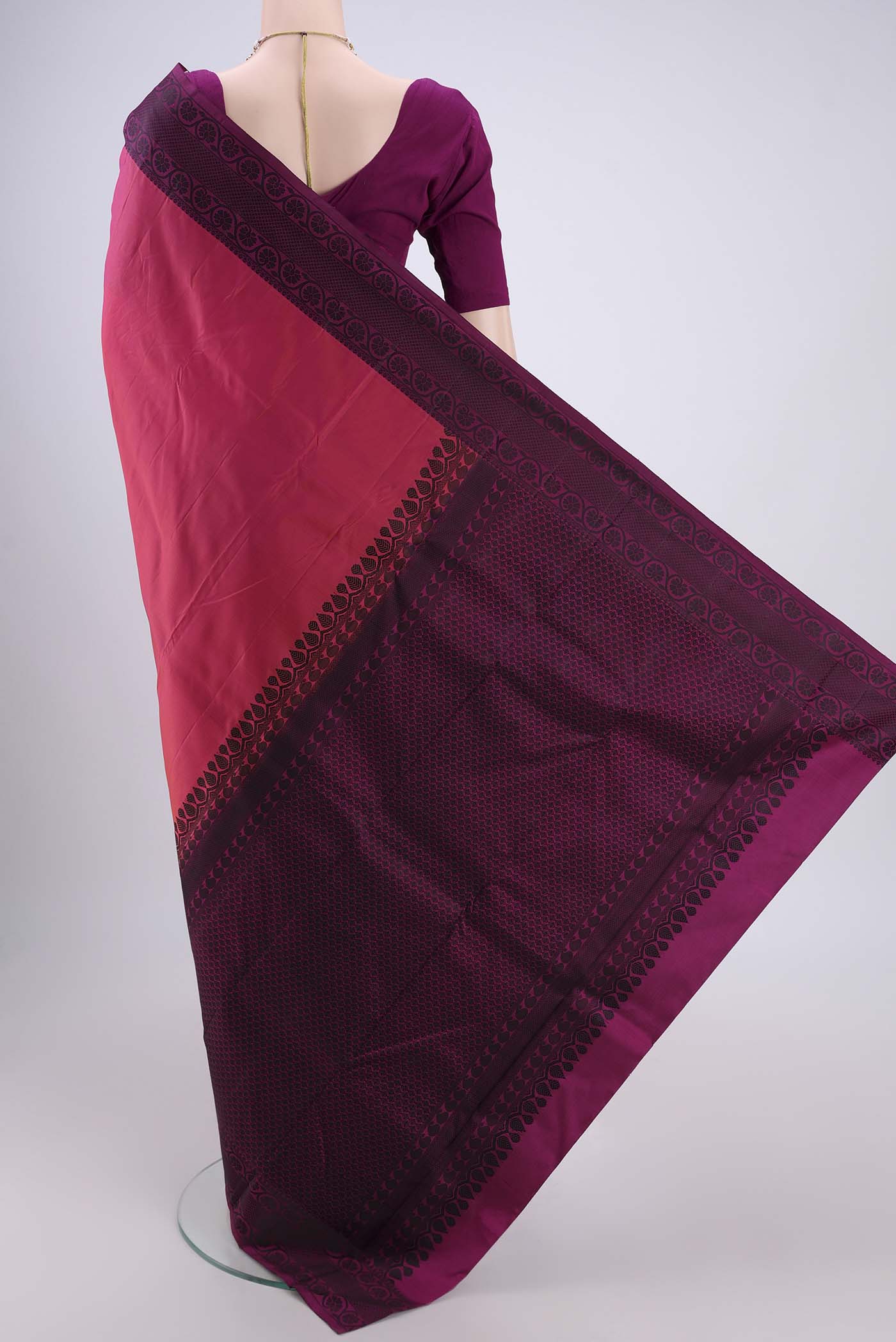 Flat view of Pink Dual Tone Kanjivaram Silk Saree with Thread Butta on the body and Thread Border. 