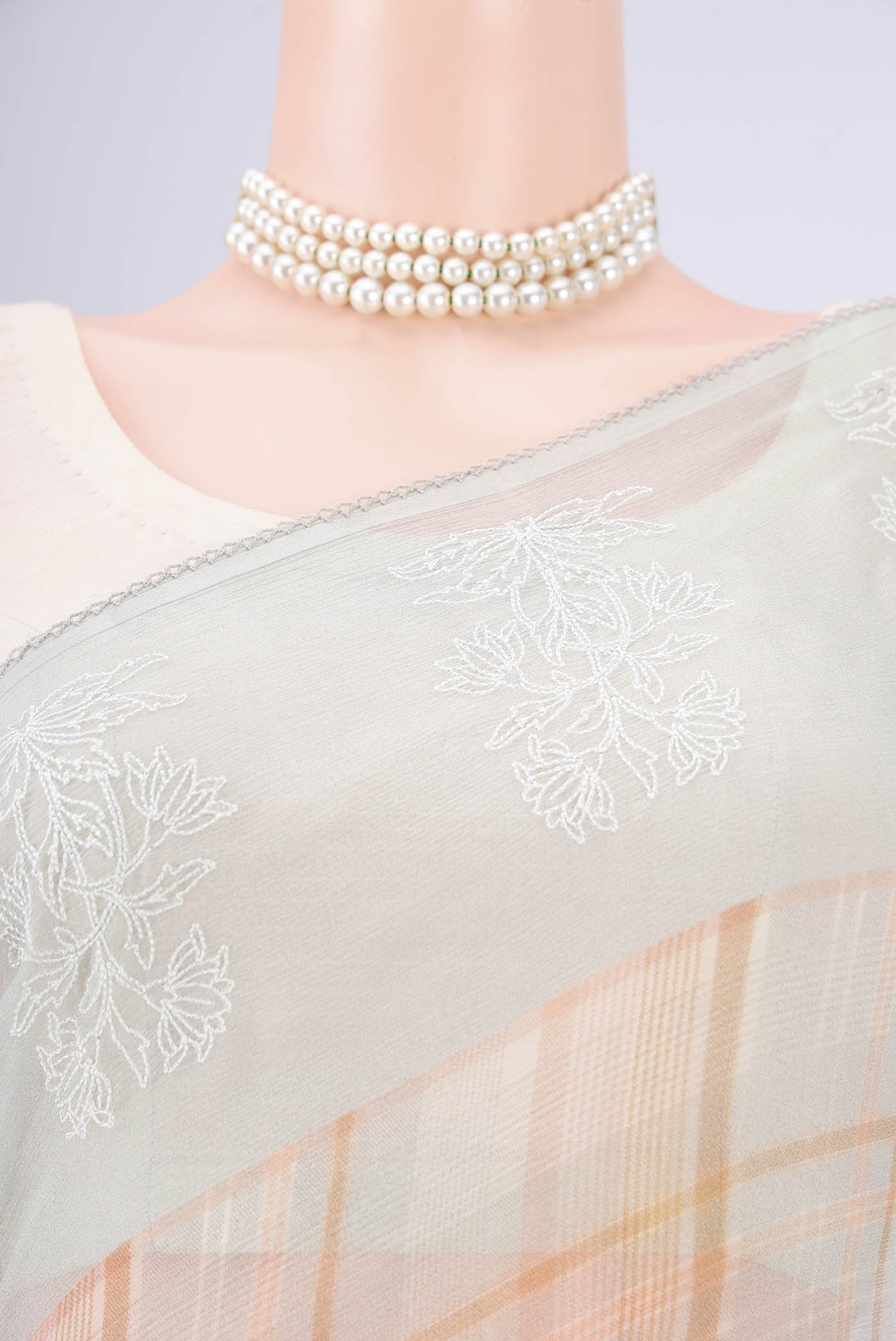Border image of Sage Green Mysore Chiffon Saree with Checked design on the body and Thread Border. 