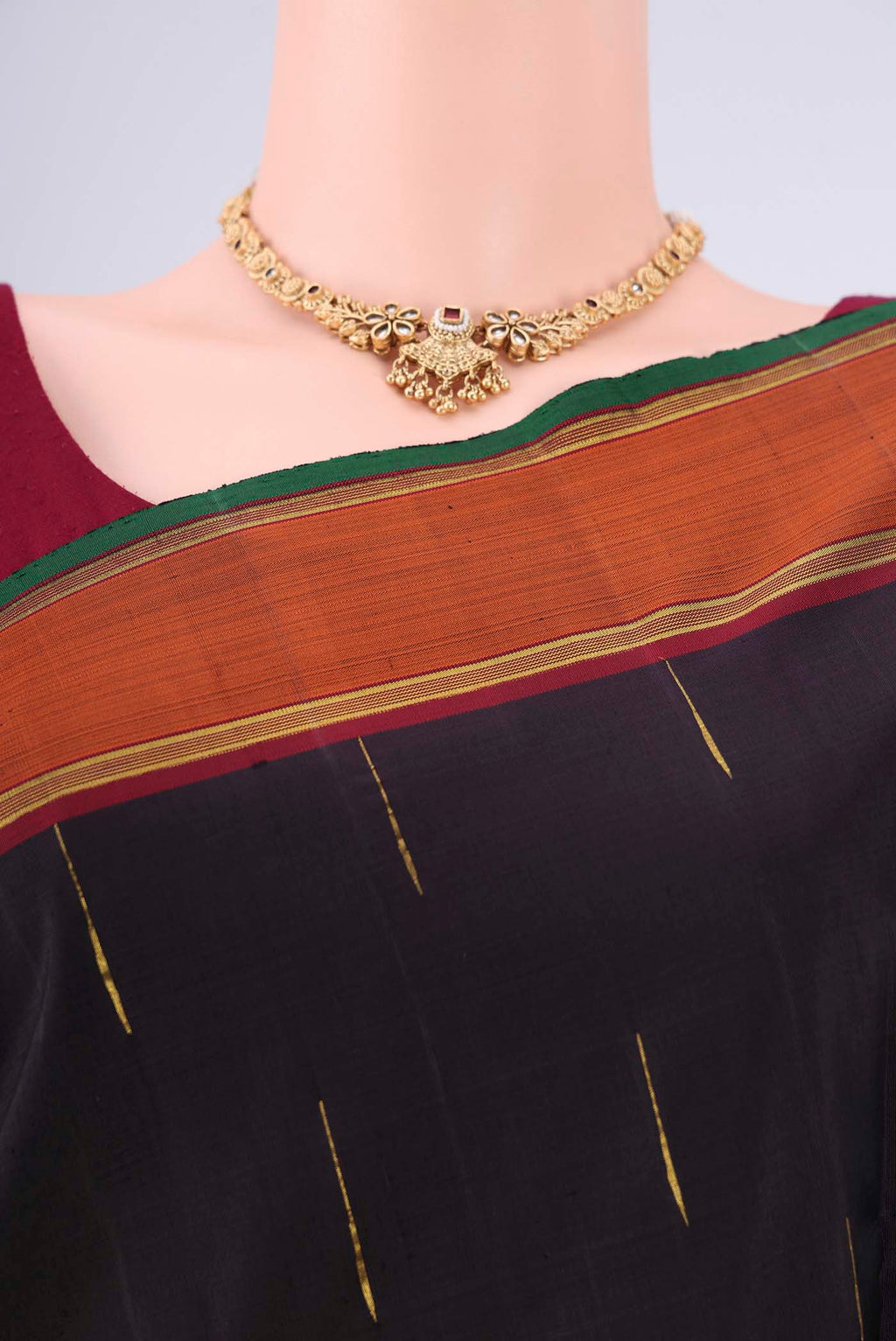 Border image of Black Kanchipuram Saree with Zari Butta on the body and Zari Border. 