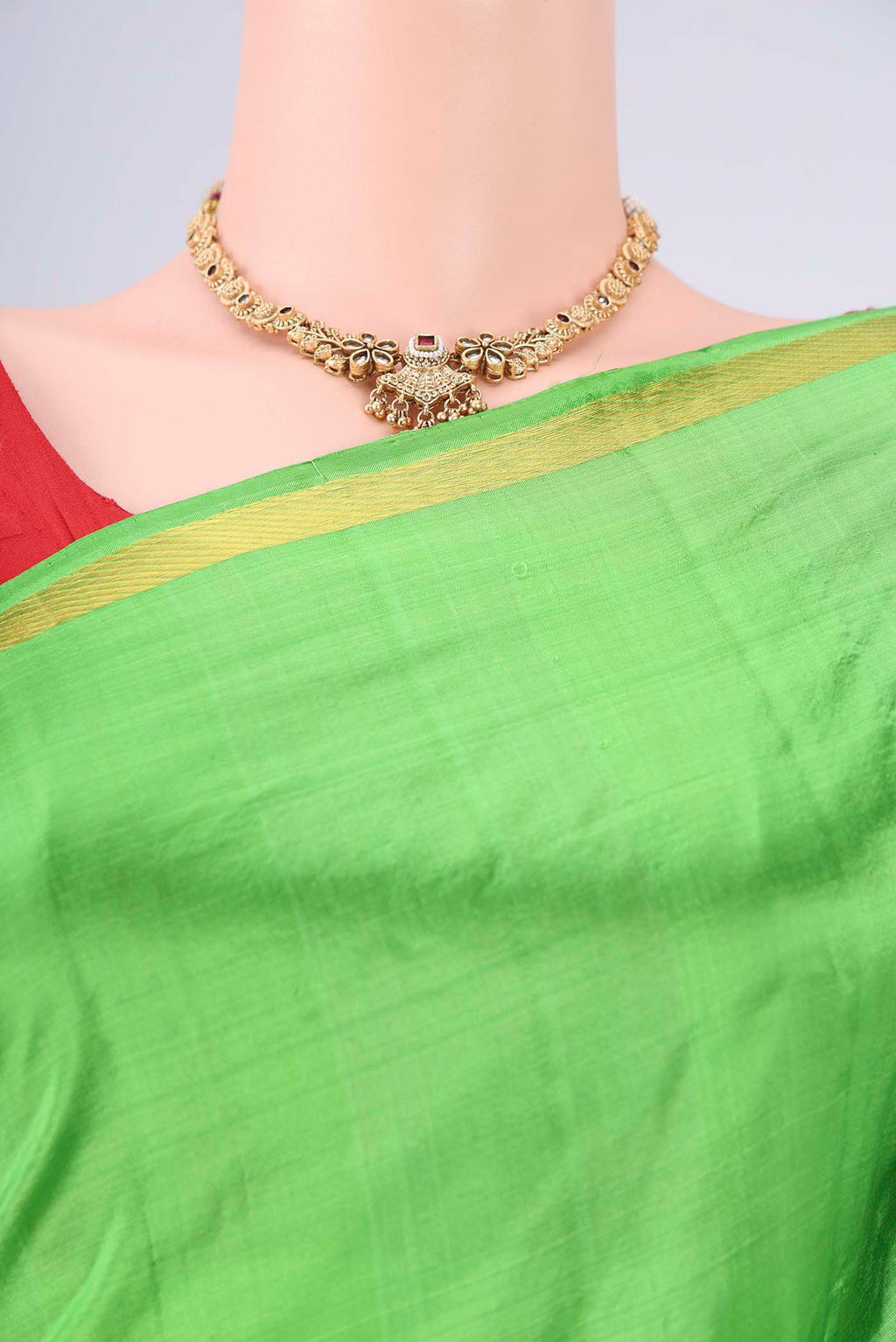 Border image of Parrot Green Dual Tone Kanchipuram Saree with Plain Body and Zari And Thread Border. 