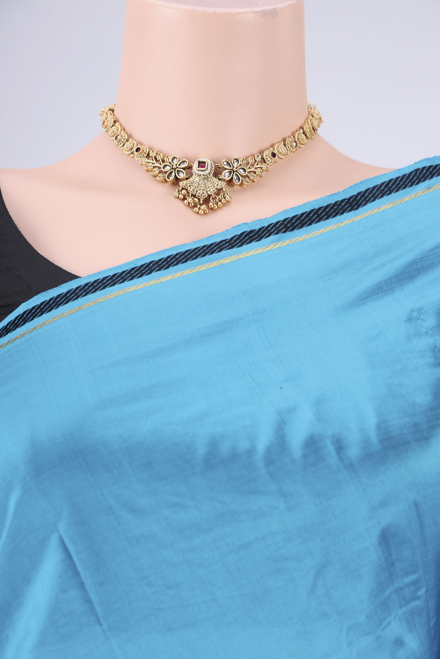 Border image of Blue Dual Tone Kanchipuram Saree with Plain Body and Zari And Thread Border. 
