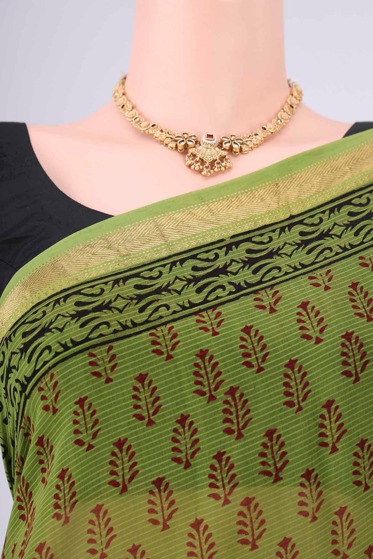Border image of Mehandi Green Maheshwari Silk Cotton Saree with Printed design on the body and Zari Border. 