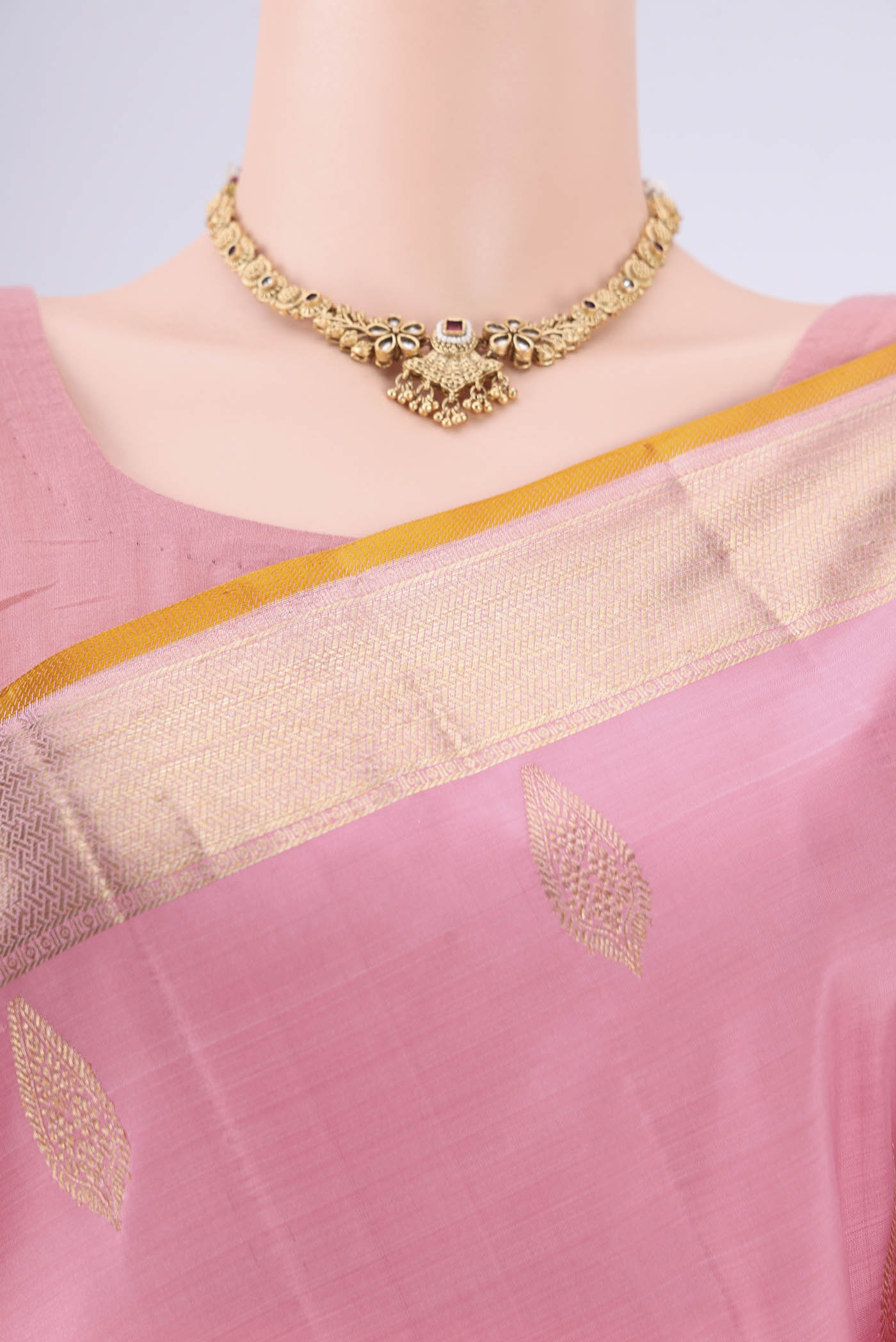 Border image of Rose pink Nangavalli Silk [ Salem ] Saree with Zari Butta on the body and Zari Border. 