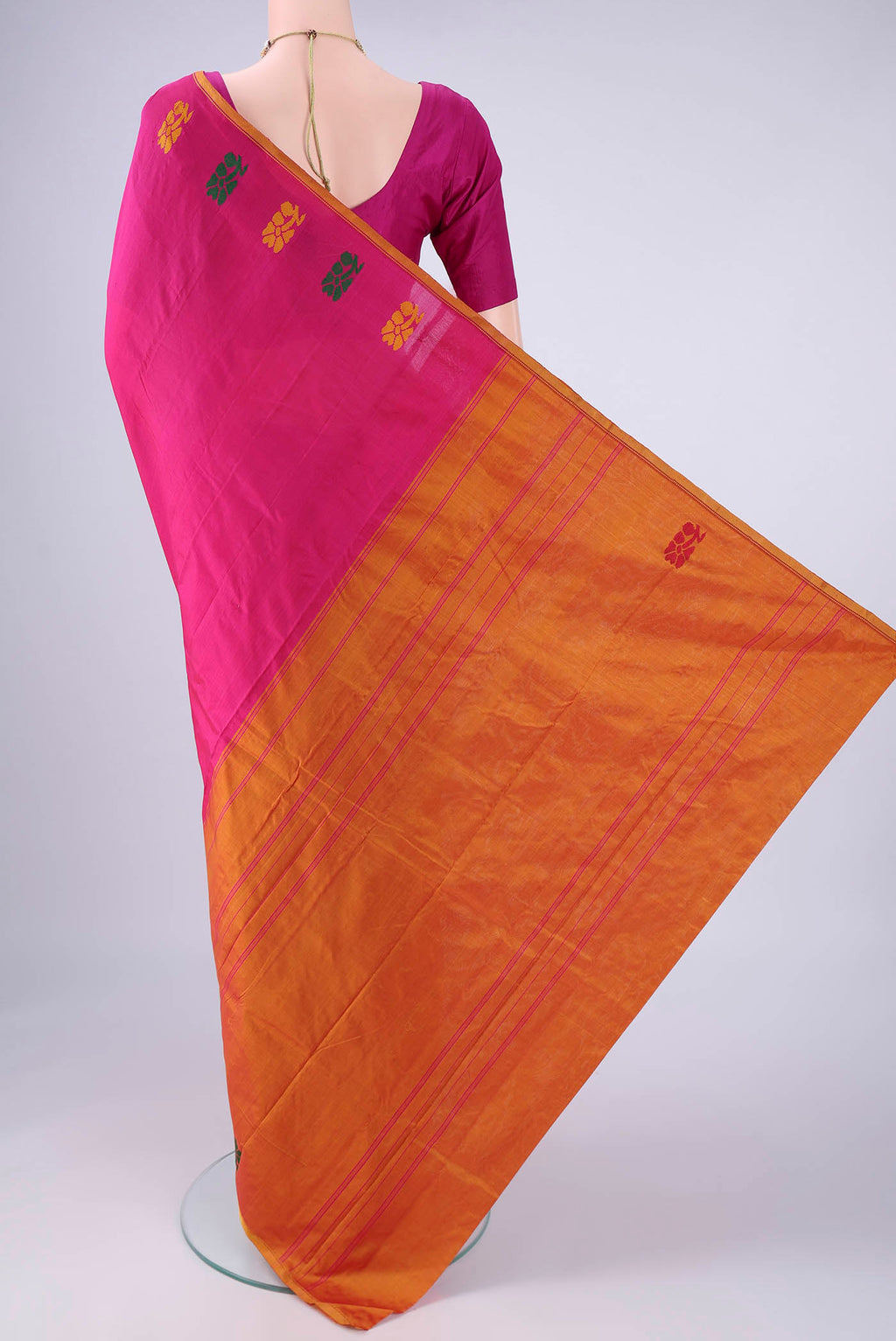 Flat view of Rani Pink Kanchipuram Silk Saree with Plain Body and Thread Border. 