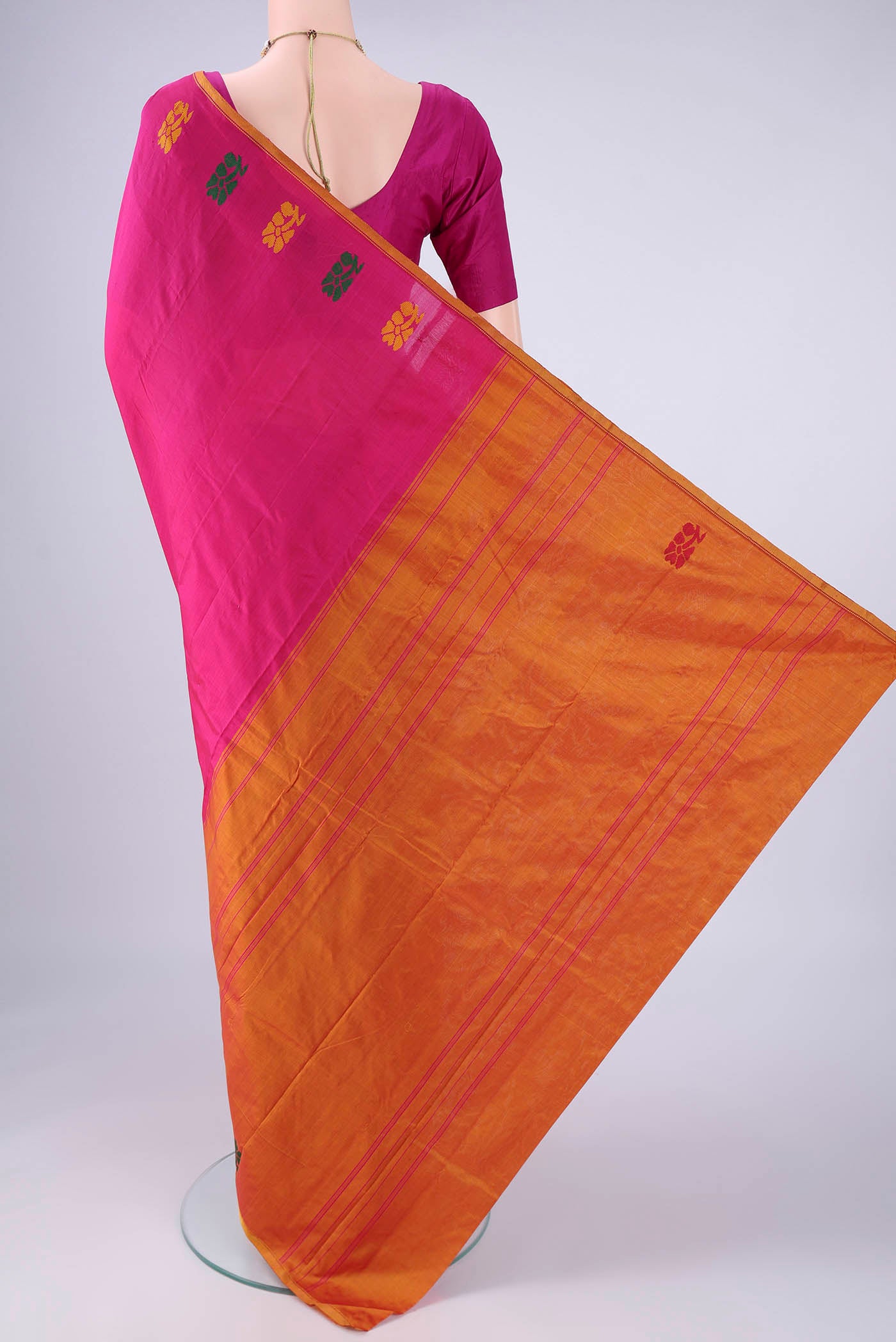 Flat view of Rani Pink Kanchipuram Silk Saree with Plain Body and Thread Border. 