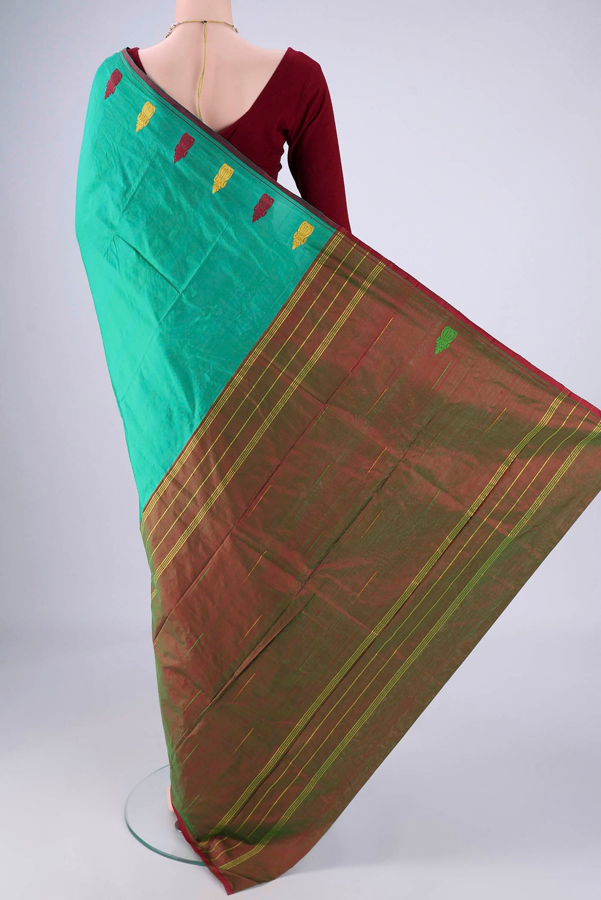 Flat view of Sea Green Kanchipuram Silk Saree with Plain Body and Thread Border. 