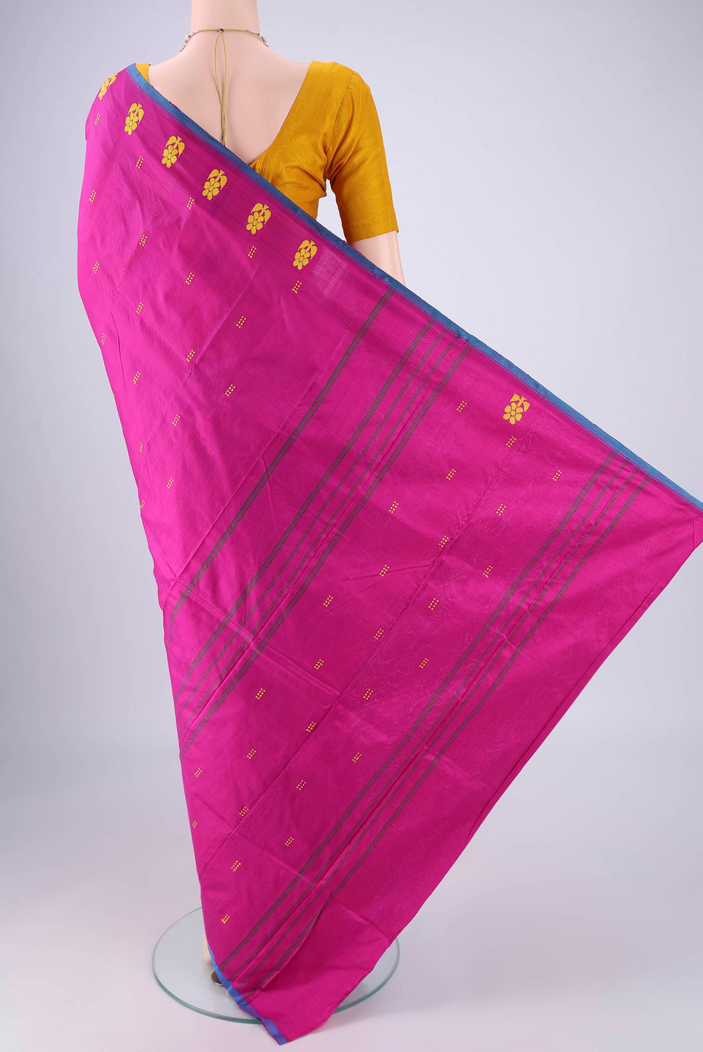Flat view of Magenta Kanchipuram Silk Saree with Thread Butta on the body and Thread Border. 