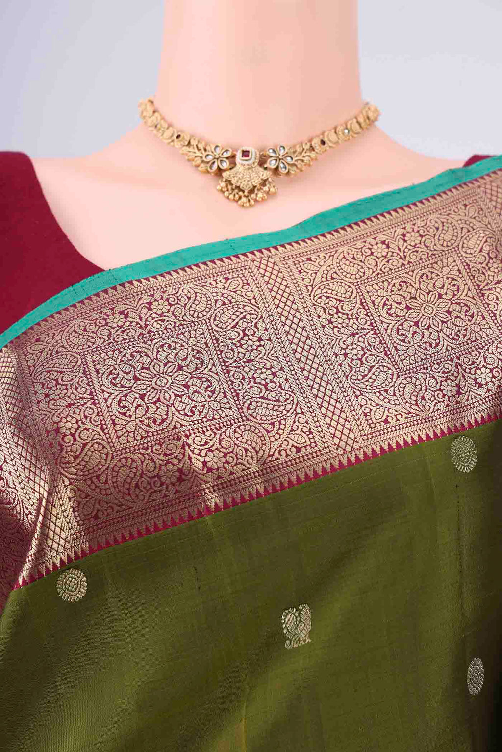 Border image of Pure Silk Pure Zari Mehandi Green Kanchipuram Saree with Zari Butta on the body and Zari Border. 
