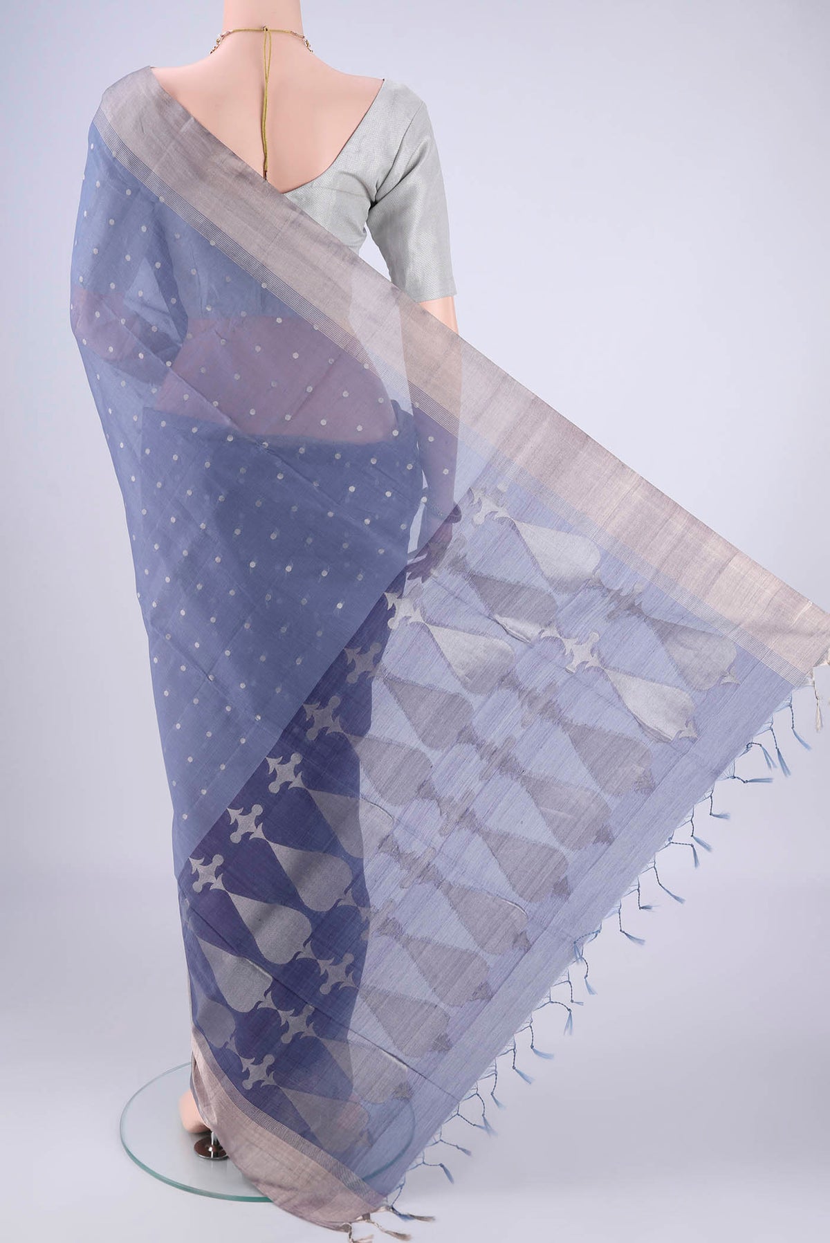 Flat view of Lilac Silk Cotton Saree with Zari Butta on the body and Zari Border. 