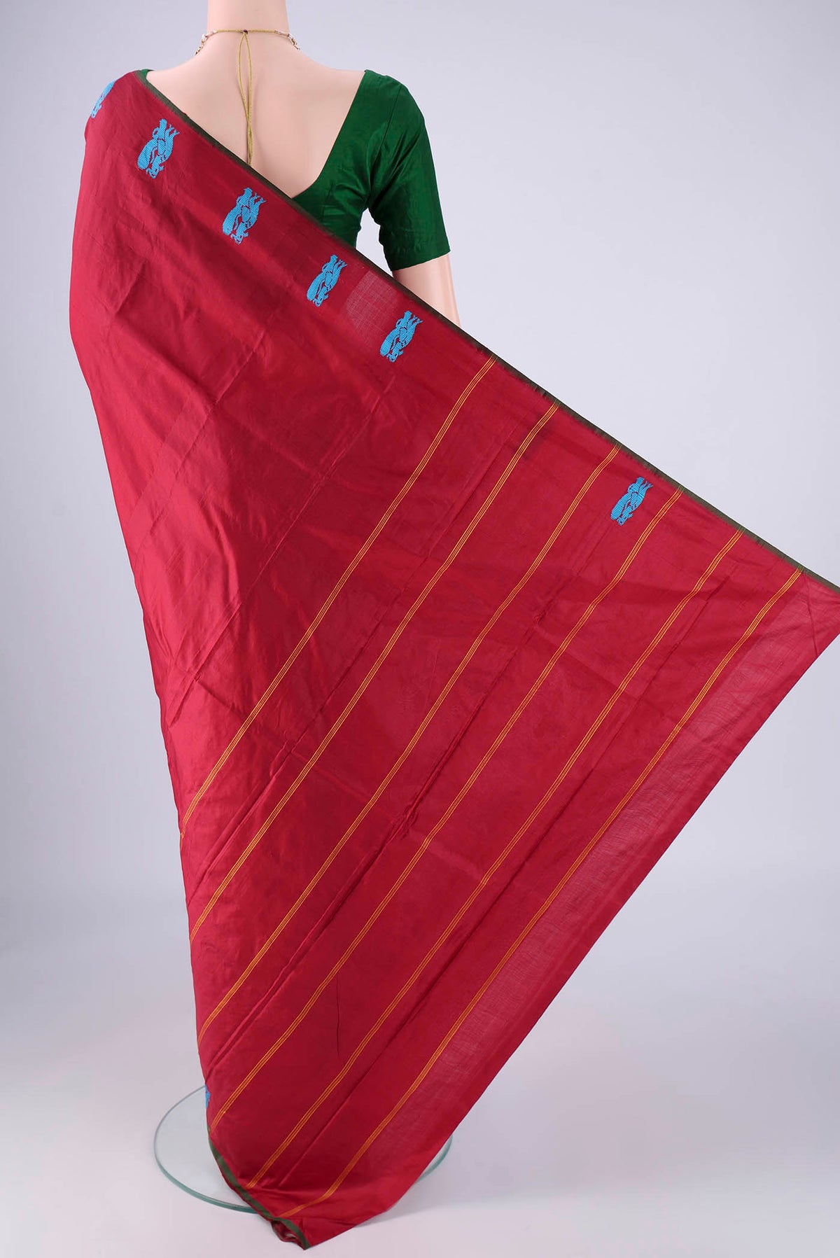 Flat view of Maroon Kanchipuram Silk Saree with Plain Body and Thread Border. 