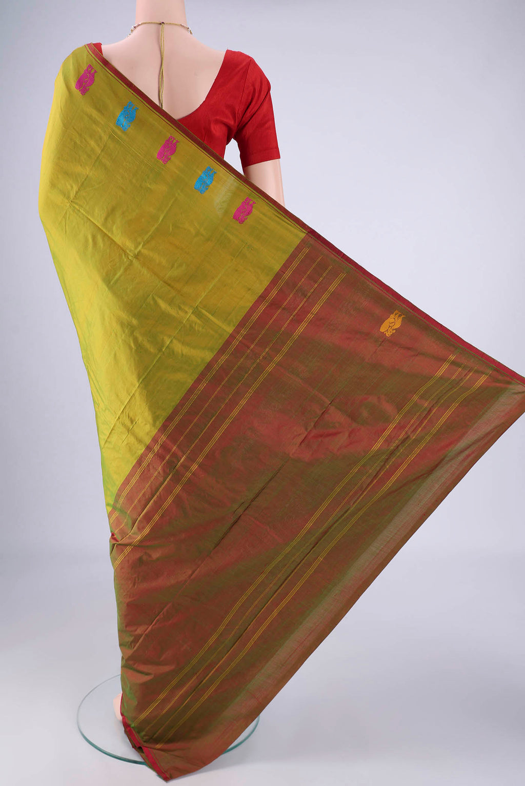 Flat view of Mehandi Green Dual Tone Kanchipuram Silk Saree with Plain Body and Thread Border. 