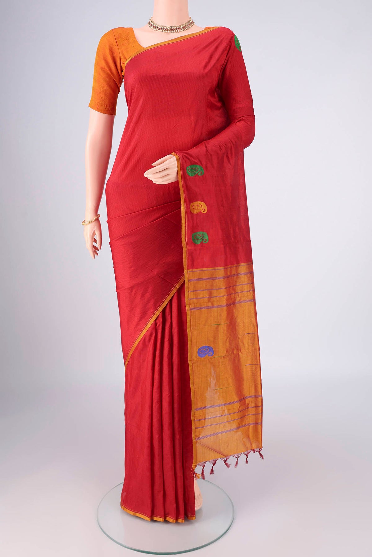 Maroon Kanchipuram Silk Saree with Plain Body and Thread Border.  displayed on a mannequin