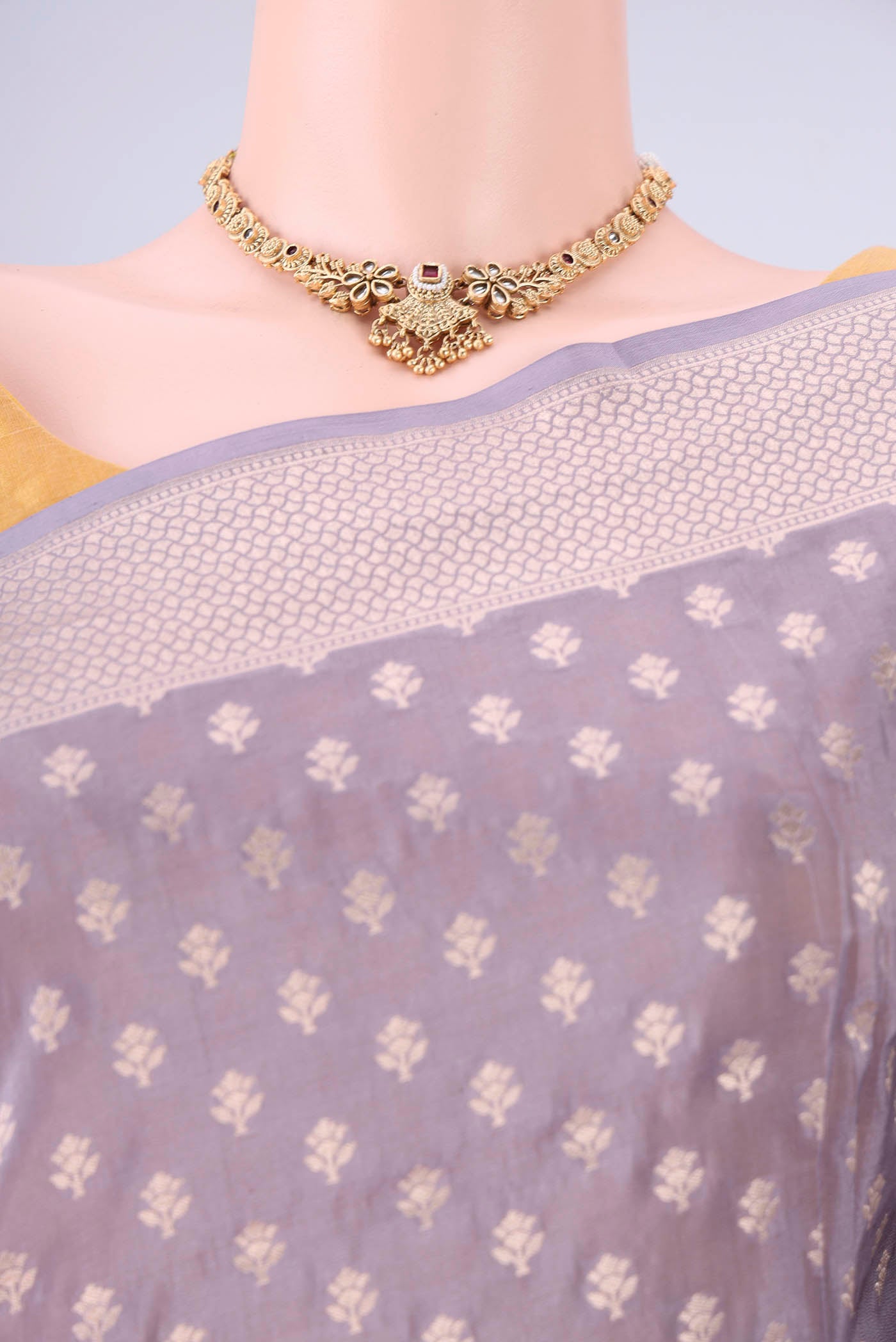 Border image of Mauve Banarasi Silk Saree with Zari Butta on the body and Zari Border. 