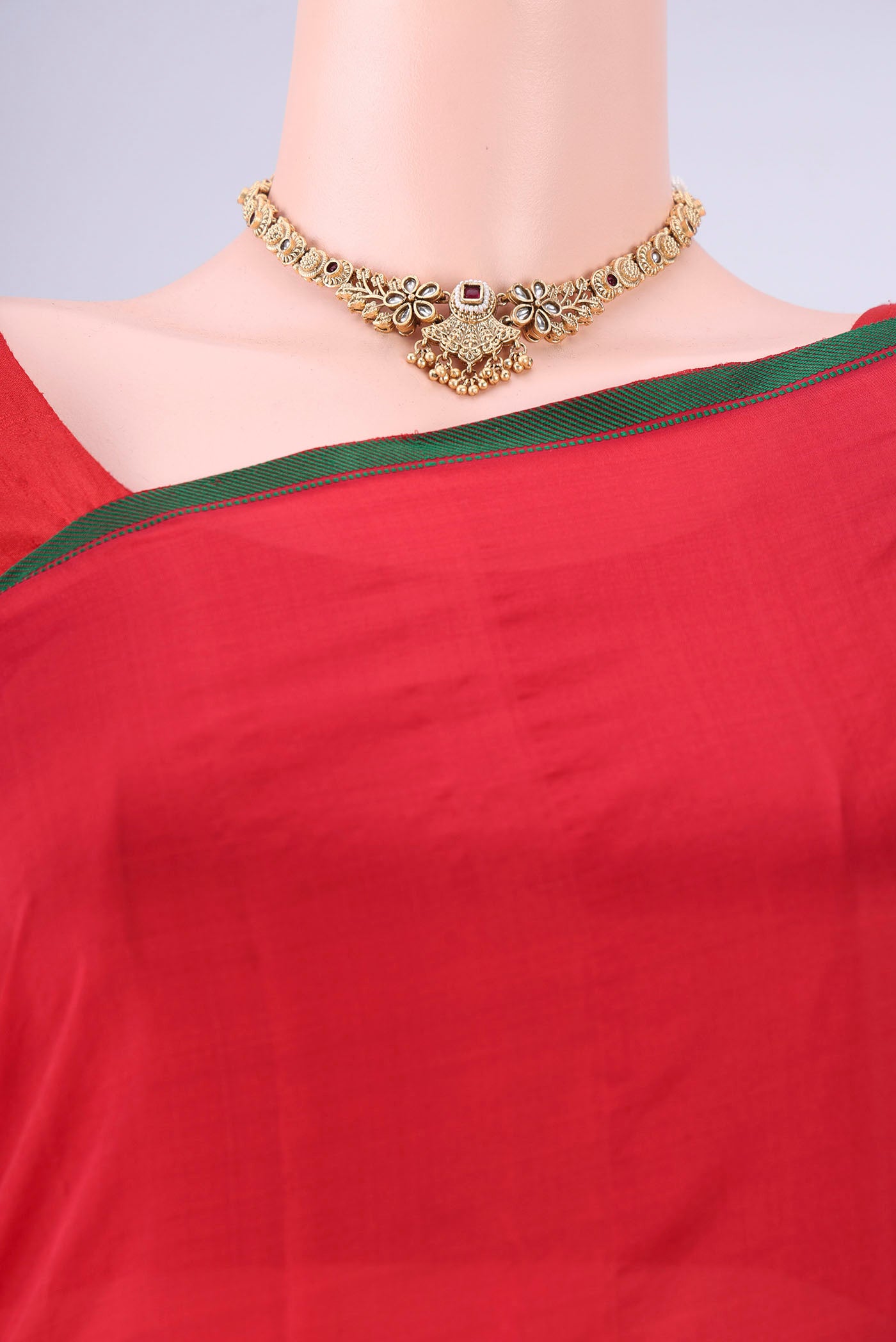 Border image of Maroon Kanchipuram Silk Saree with Plain Body and Thread Border. 