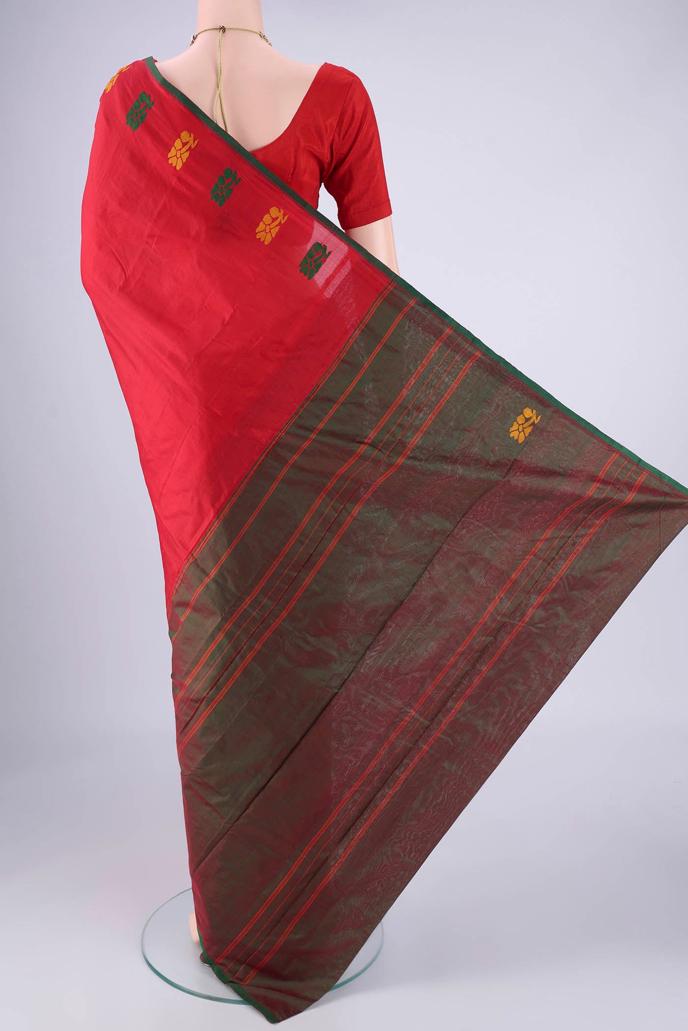 Flat view of Maroon Kanchipuram Silk Saree with Plain Body and Thread Border. 