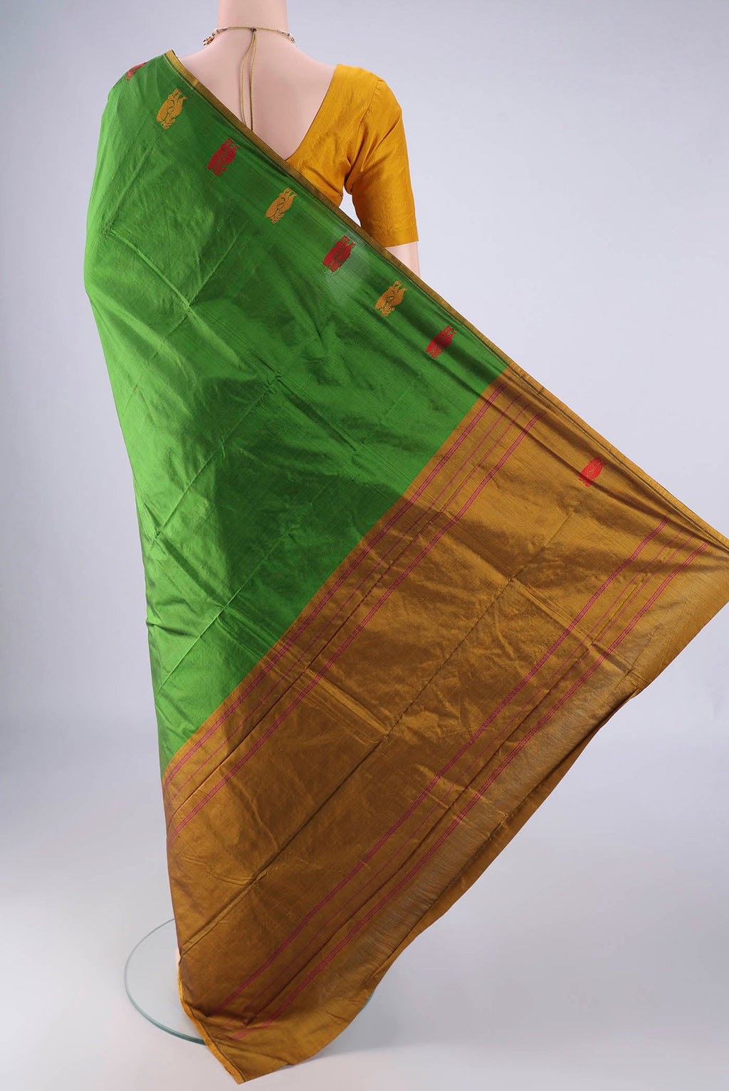 Flat view of Green Kanchipuram Silk Saree with Plain Body and Thread Border. 