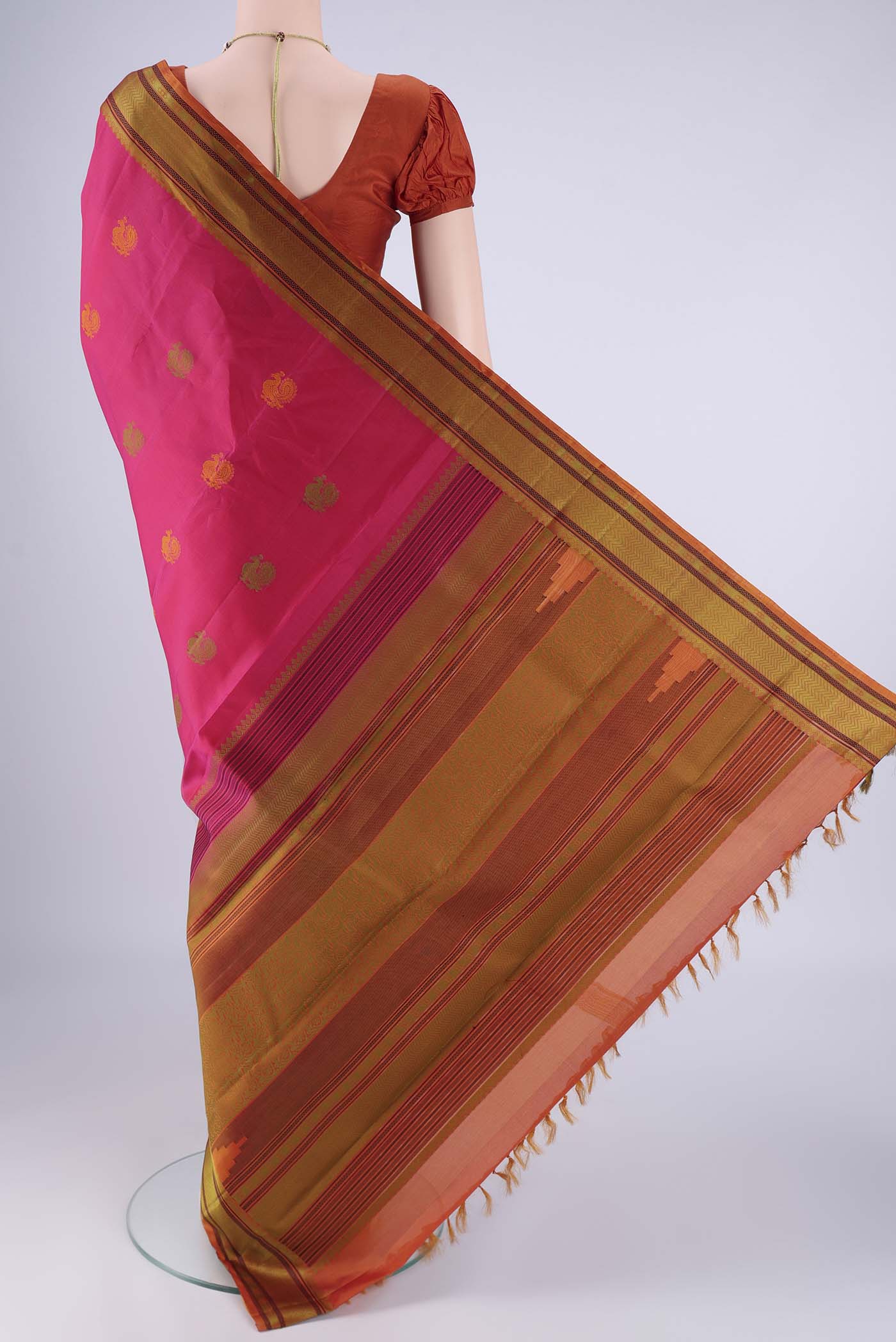 Flat view of Dark Pink Kanchipuram Silk Saree with Thread Butta on the body and Thread Border. 