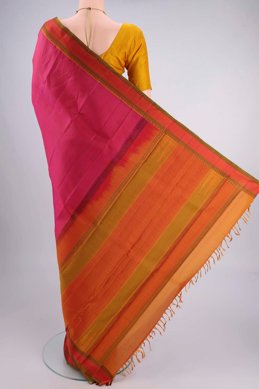 Flat view of Rani Pink Kanchipuram Silk Saree with Plain Body and Thread Border. 