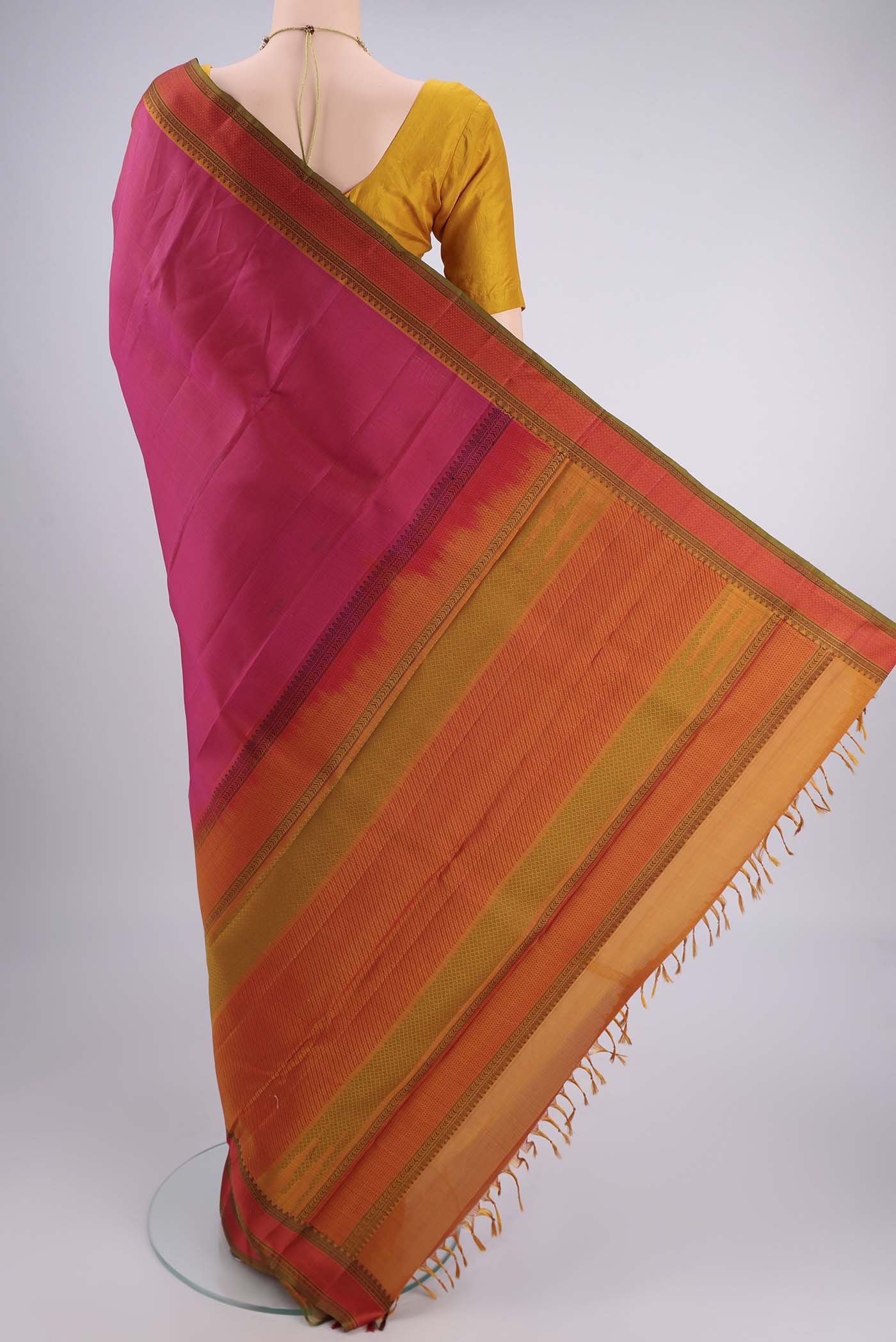 Flat view of Rani Pink Kanchipuram Silk Saree with Plain Body and Thread Border. 