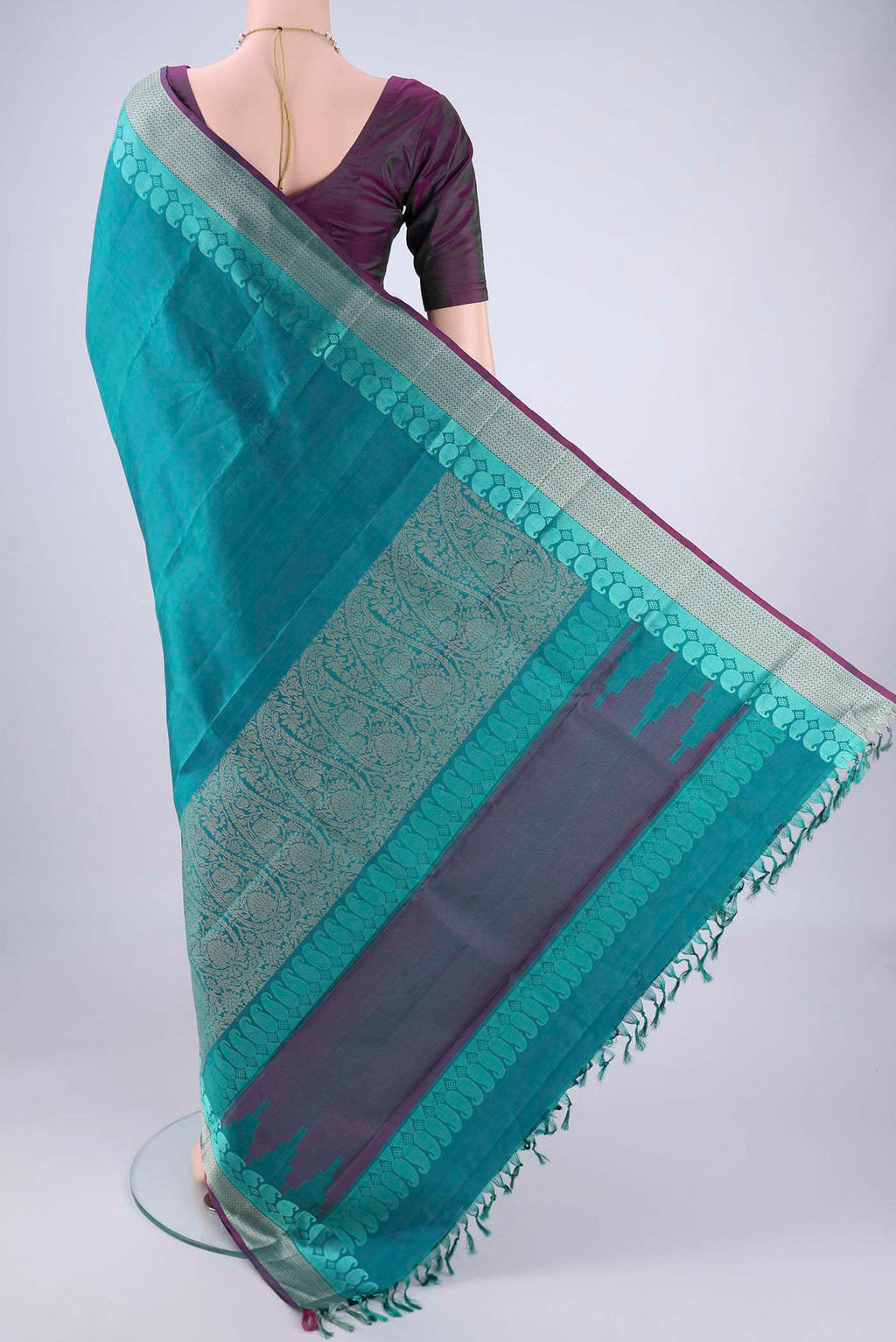 Flat view of Sea Green Kanchipuram Silk Saree with Plain Body and Thread Border. 