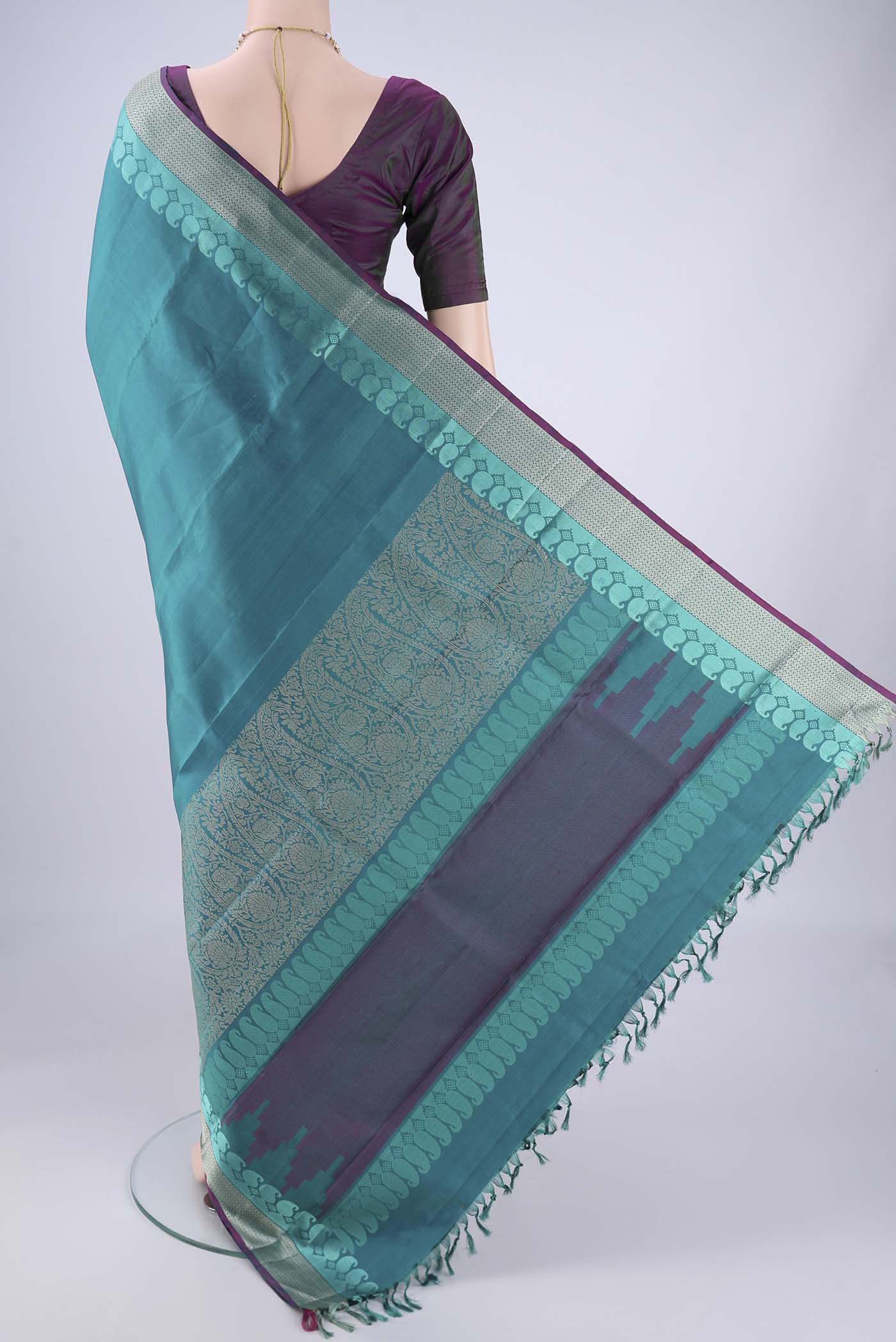 Flat view of Sea Green Kanchipuram Silk Saree with Plain Body and Thread Border. 