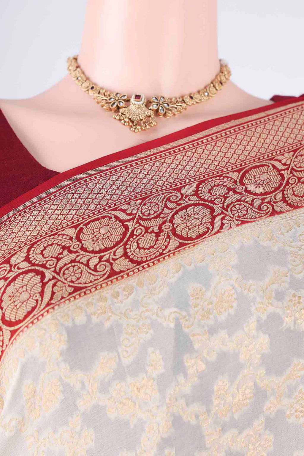Border image of Off White Banarasi Georgette Saree with Zari Brocade on the body and Zari Border. 