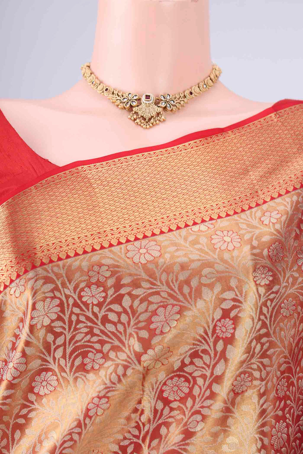 Border image of Gold with Red Dual Tone Kanjivaram Tissue Silk Saree with Zari Brocade on the body and Zari Border. 