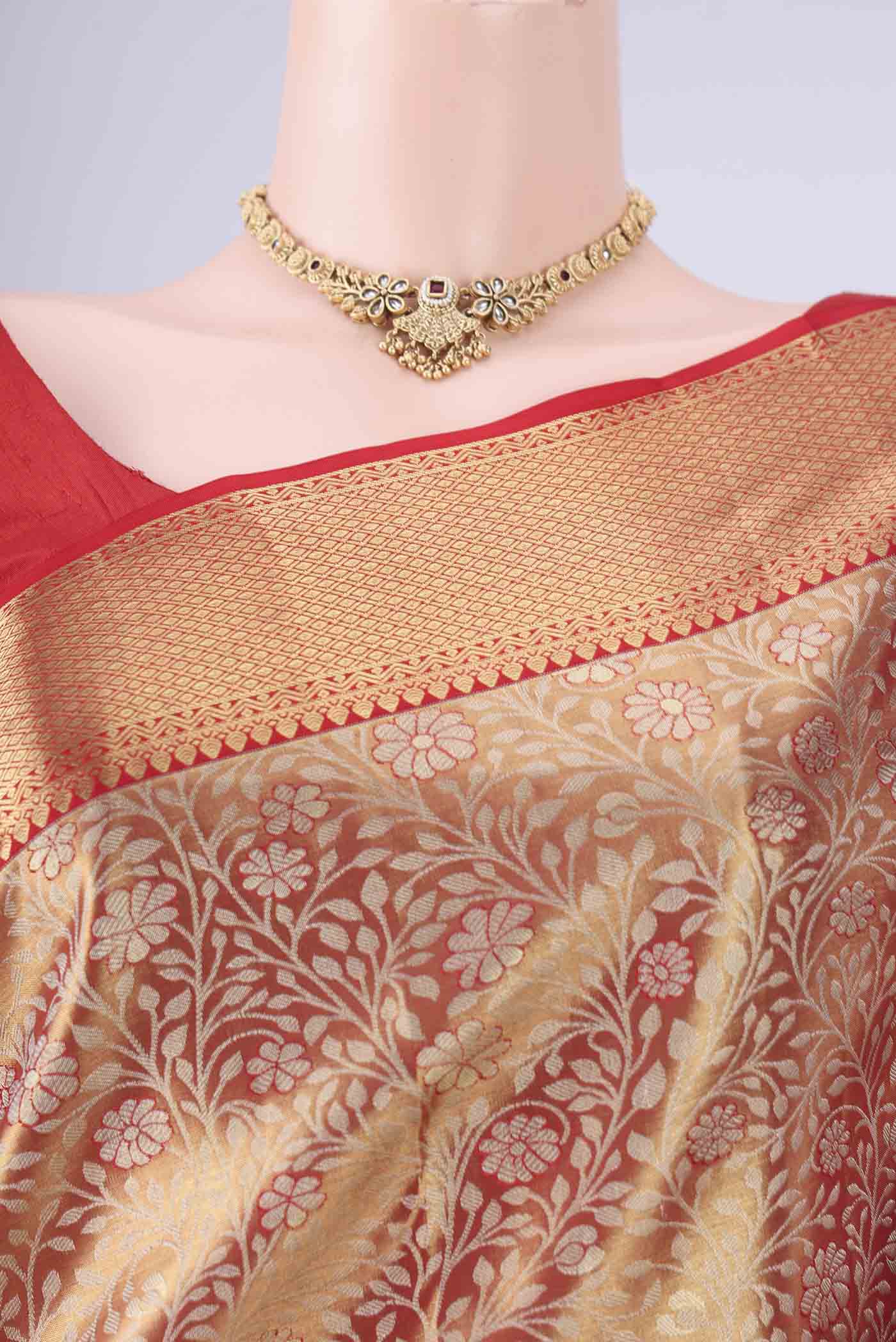 Border image of Gold with Red Dual Tone Kanjivaram Tissue Silk Saree with Zari Brocade on the body and Zari Border. 