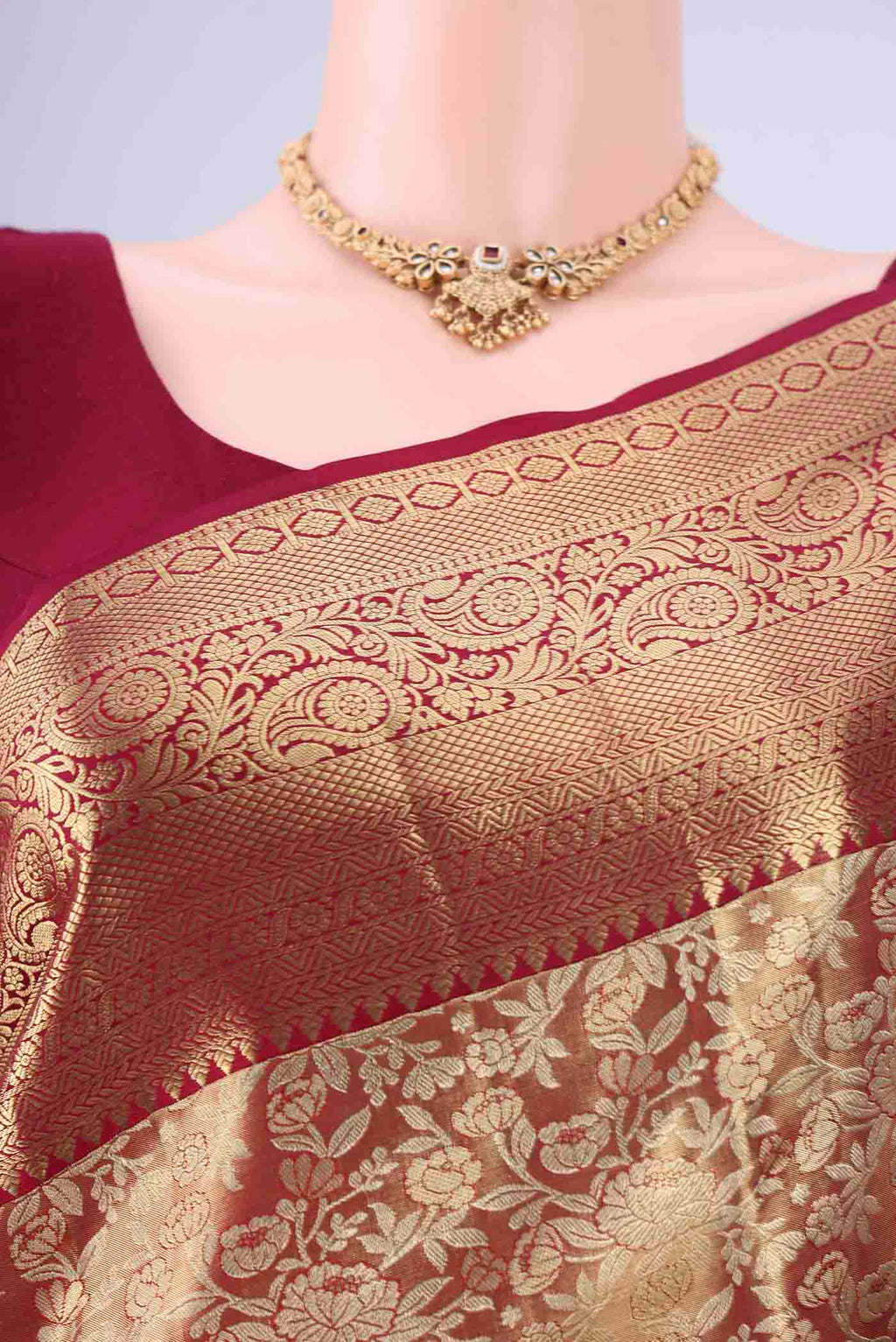 Border image of Gold with Red Dual Tone Kanjivaram Tissue Silk Saree with Zari Brocade on the body and Zari Border. 