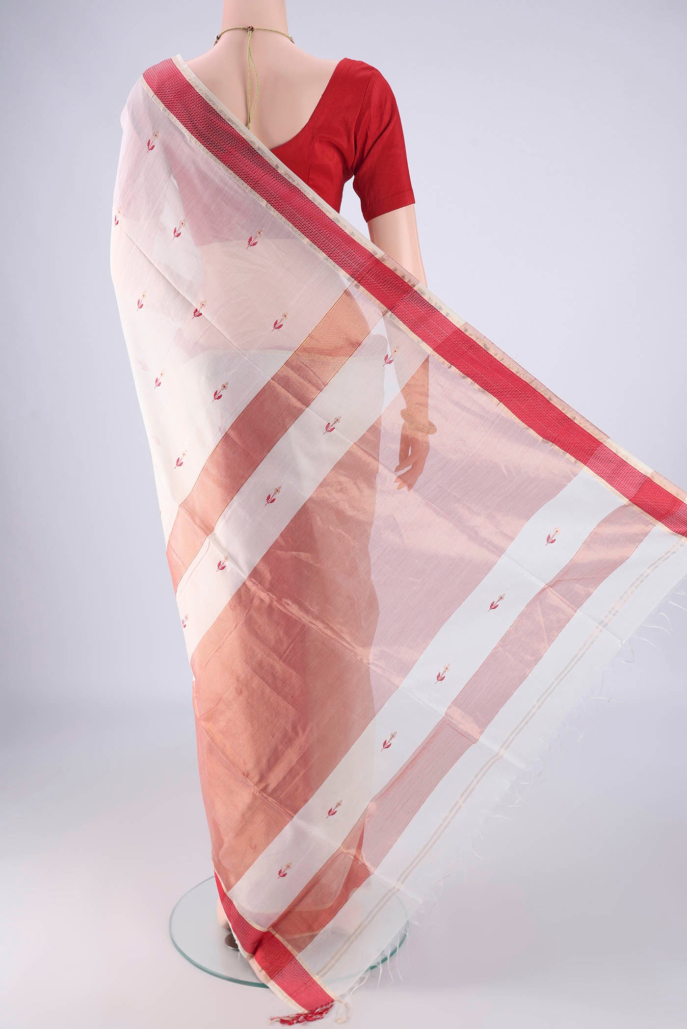 Flat view of White Maheshwari Silk Cotton Saree with Zari And Thread Butta on the body and Zari And Thread Border. 