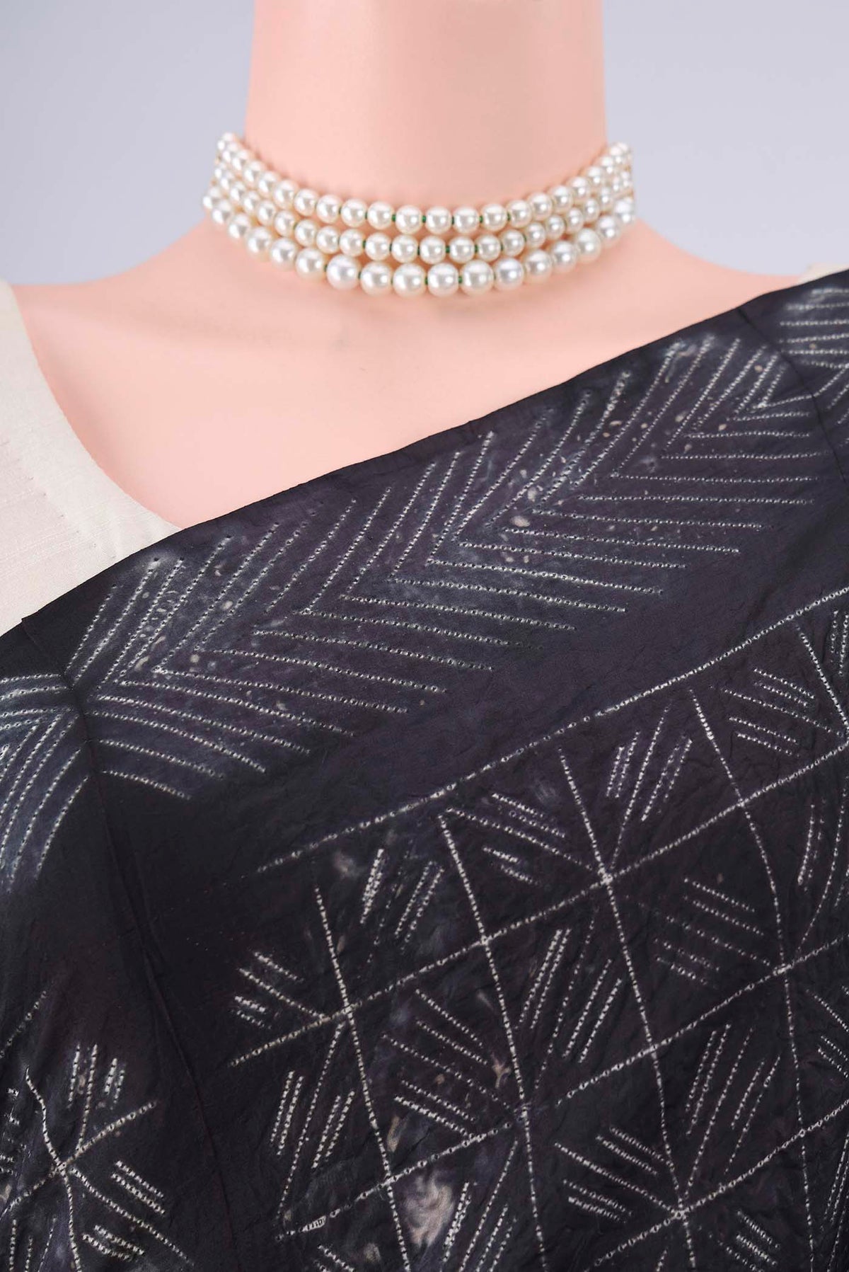 Border image of Pure Silk Black Printed Saree with Printed design on the body and Printed Border. 