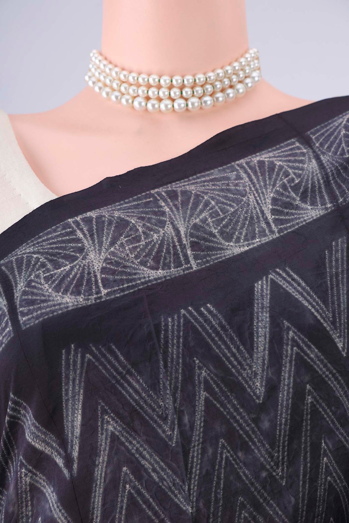 Border image of Pure Silk Black Printed Saree with Printed design on the body and Printed Border. 