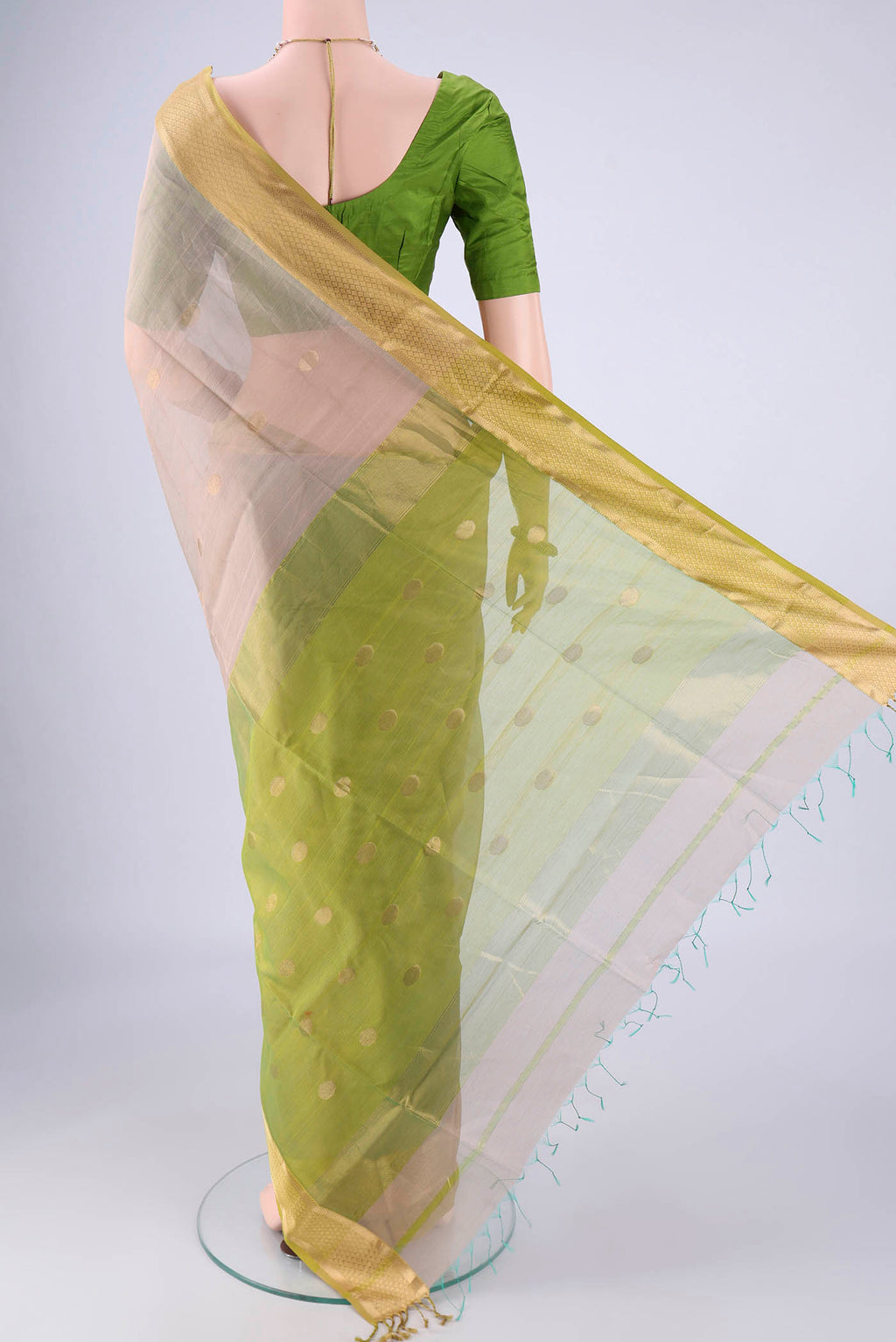 Flat view of Lilac Maheshwari Silk Cotton Saree with Zari Butta on the body and Zari Border. 