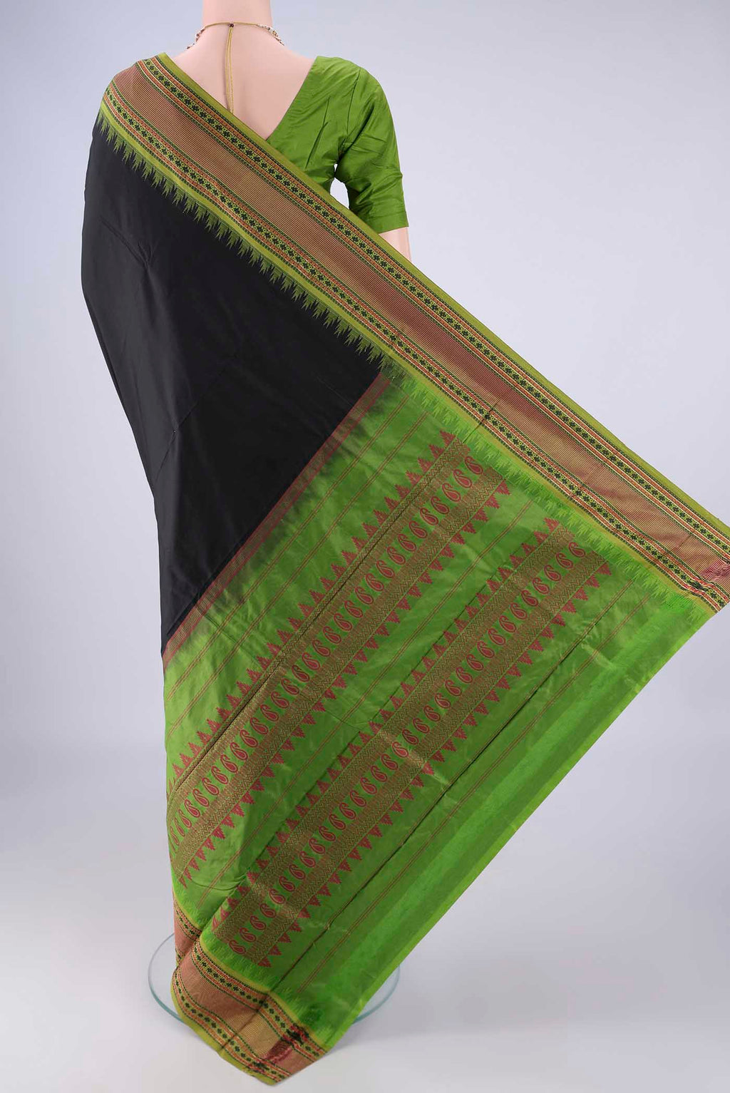 Flat view of Black Bangalore Silk - kadyal Saree with Plain Body and Temple Border. 