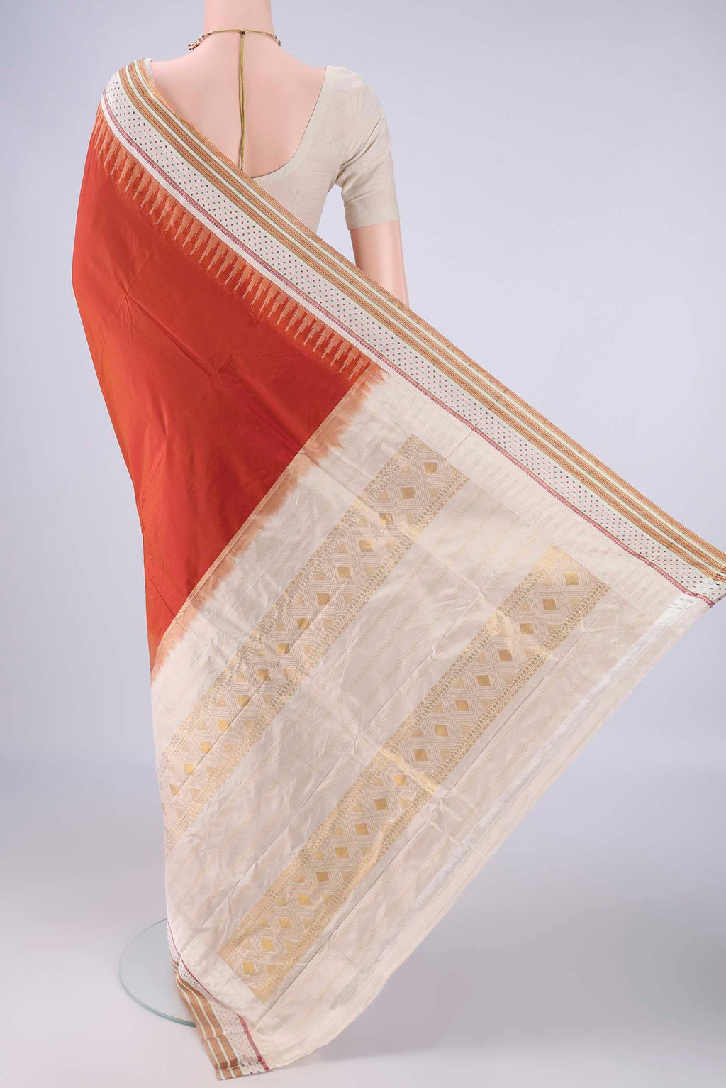 Flat view of Rust Bangalore Silk - kadyal Saree with Plain Body and Temple Border. 