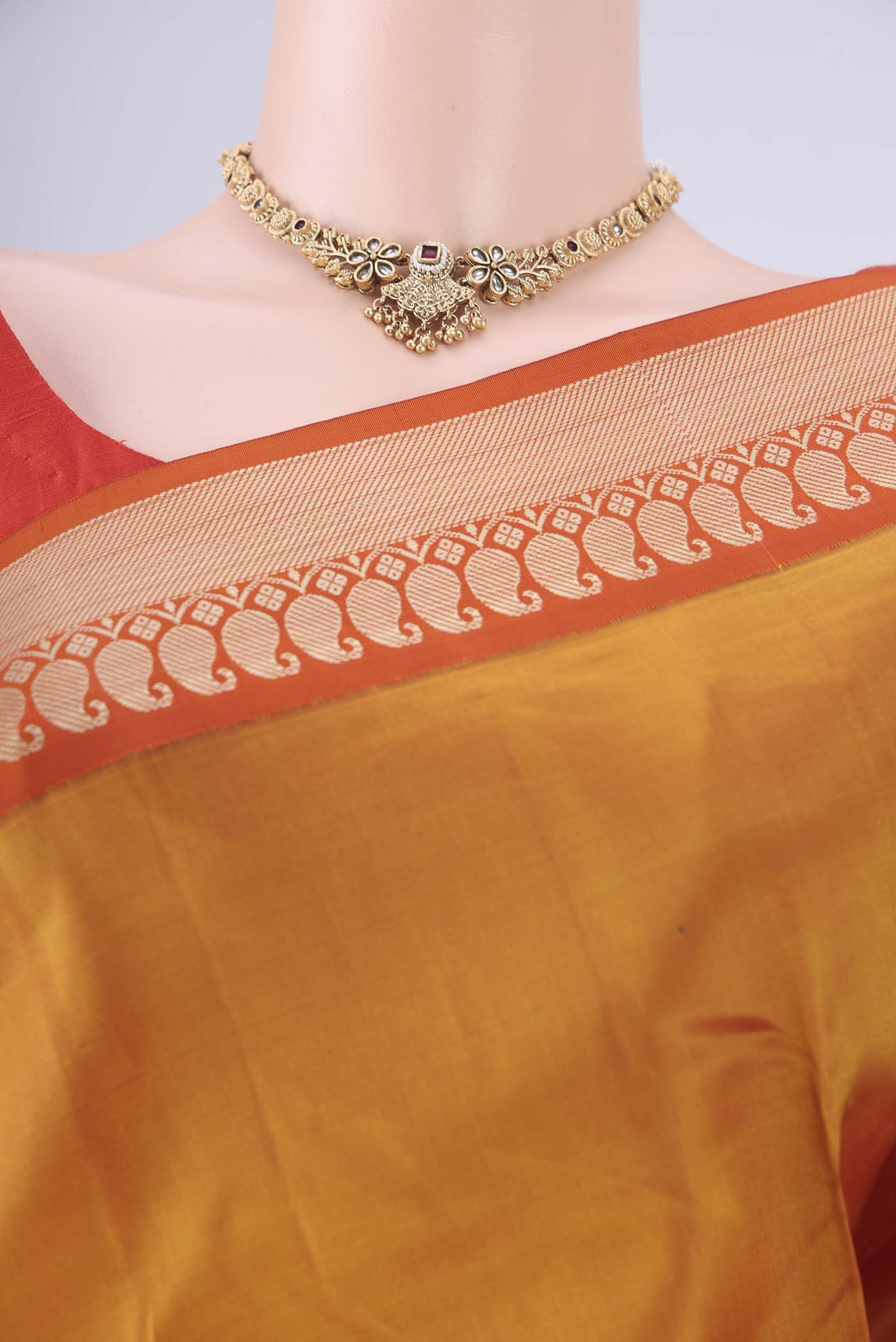 Border image of Mustard Kanjivaram Silk Saree with Plain Body and Thread Border. 