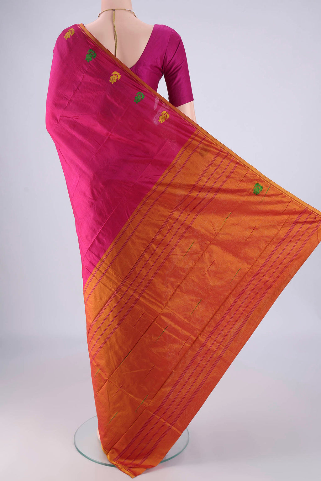 Flat view of Rani Pink Kanchipuram Silk Saree with Plain Body and Thread Border. 