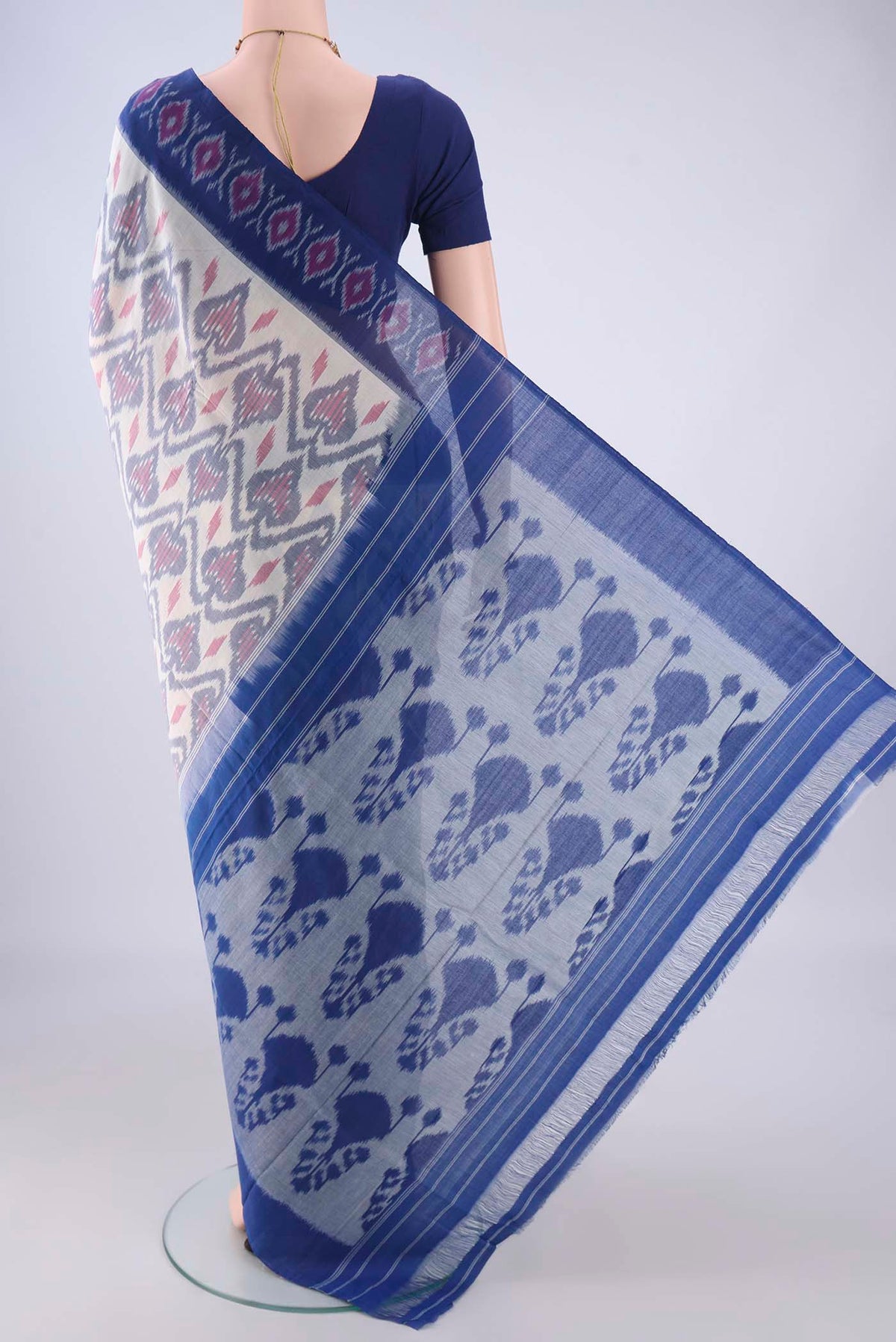 Flat view of Off White Pochampally Cotton Saree with Ikat design on the body and Ikat Border. 