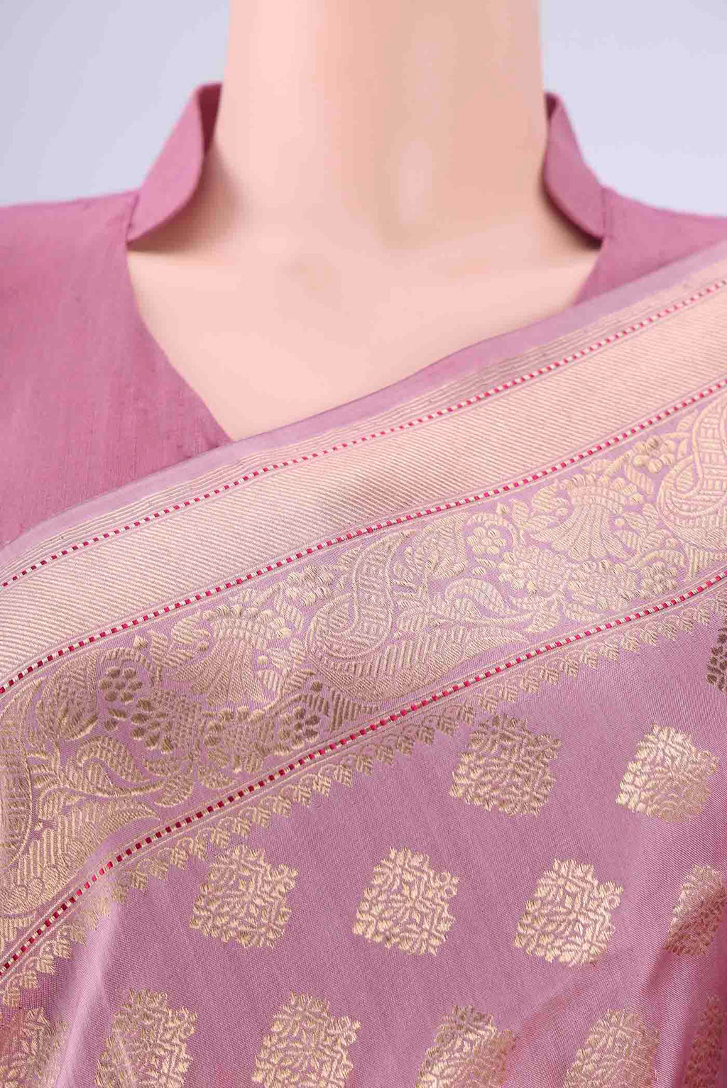 Border image of Rose pink Banarasi Silk Saree with Zari Butta on the body and Zari Border. 