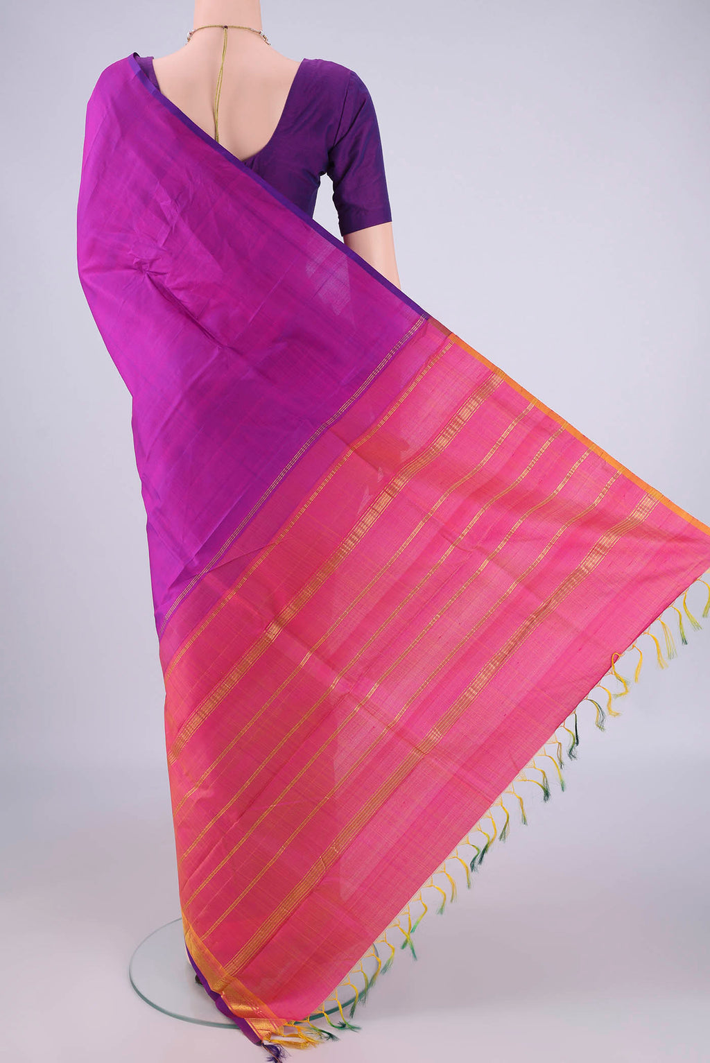 Flat view of Magenta Dual Tone Kanjivaram Silk Saree with Plain Body and One Side Border. 