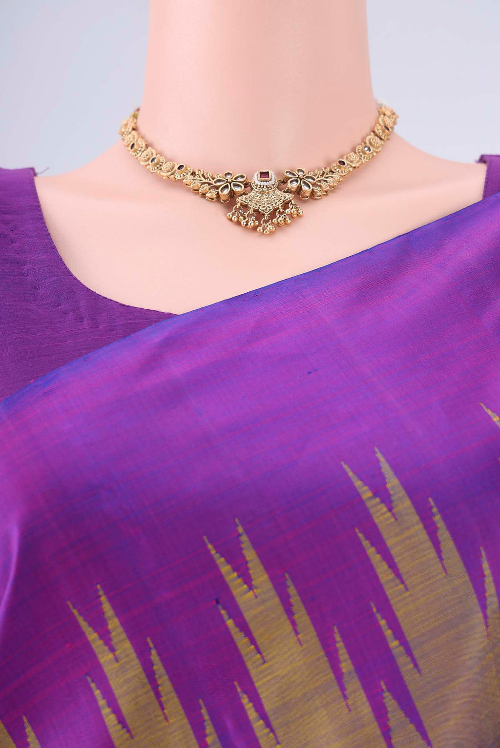 Border image of Mehandi Green Kanchipuram Silk Saree with Plain Body and Temple Border. 