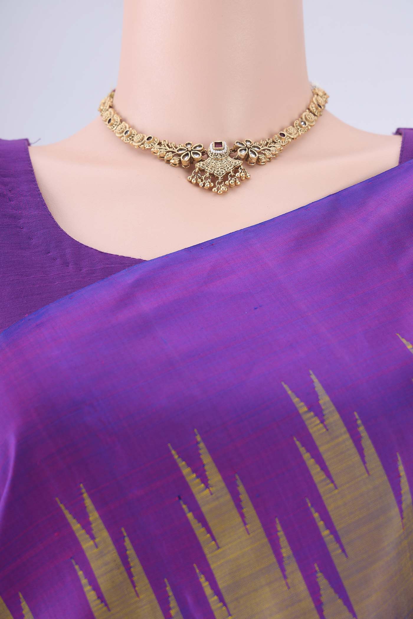 Border image of Mehandi Green Kanchipuram Silk Saree with Plain Body and Temple Border. 