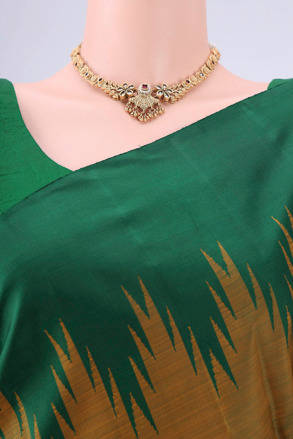 Border image of Mehandi Green Kanchipuram Silk Saree with Plain Body and Temple Border. 
