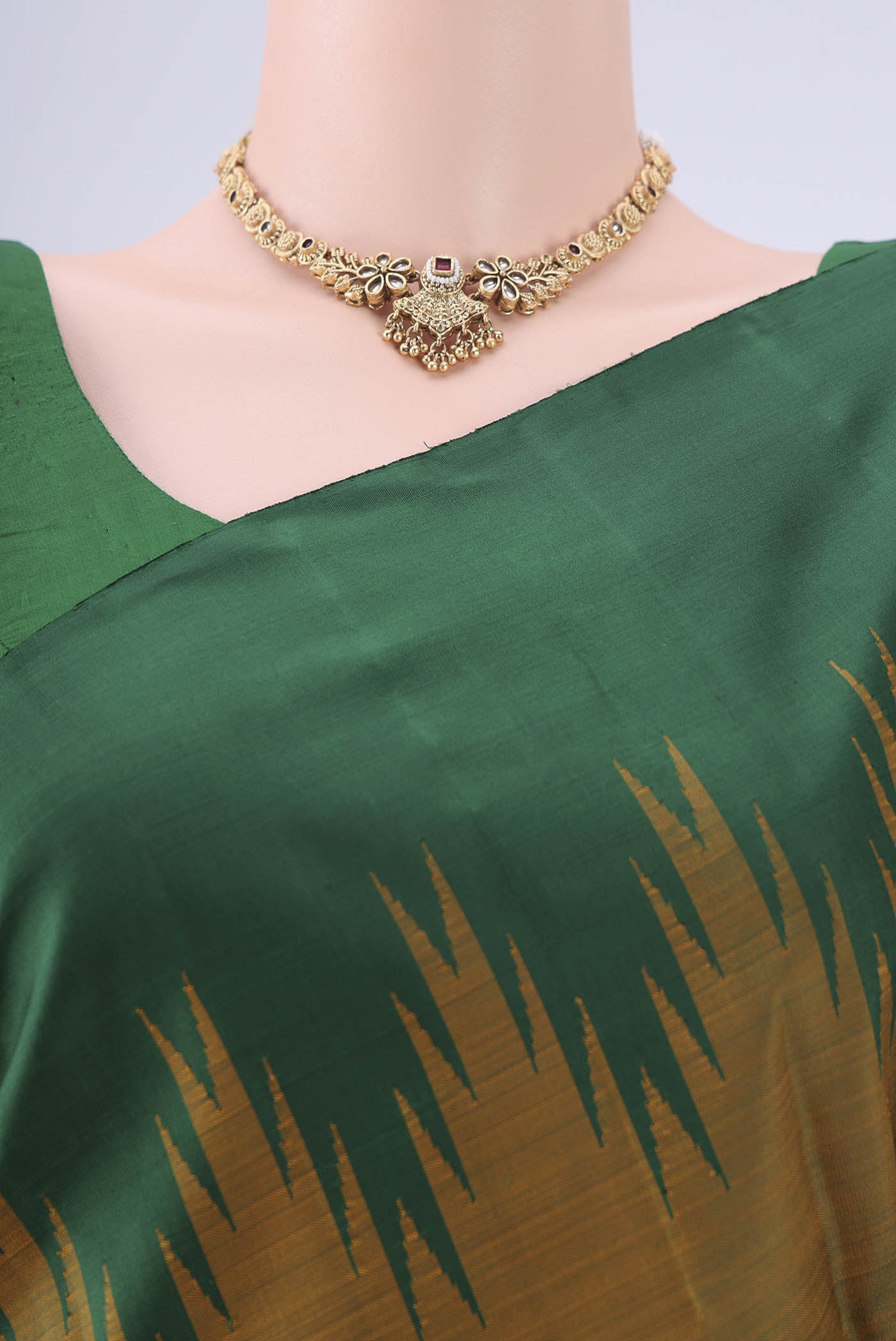 Border image of Mehandi Green Kanchipuram Silk Saree with Plain Body and Temple Border. 