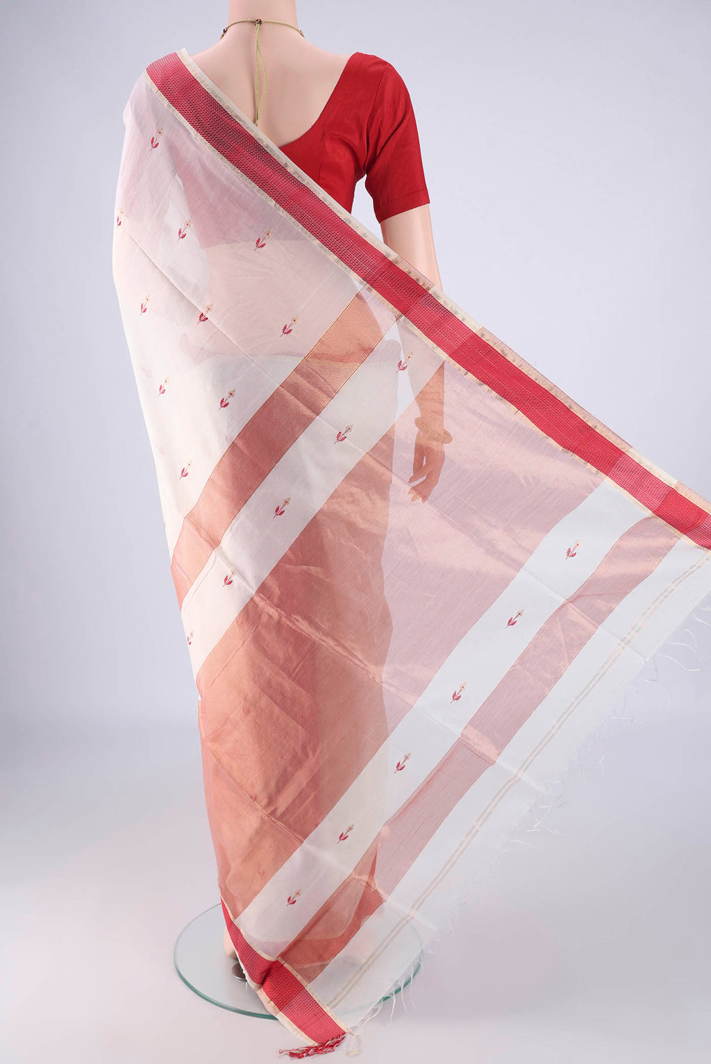 Flat view of White Maheshwari Silk Cotton Saree with Thread Butta on the body and Thread Border. 