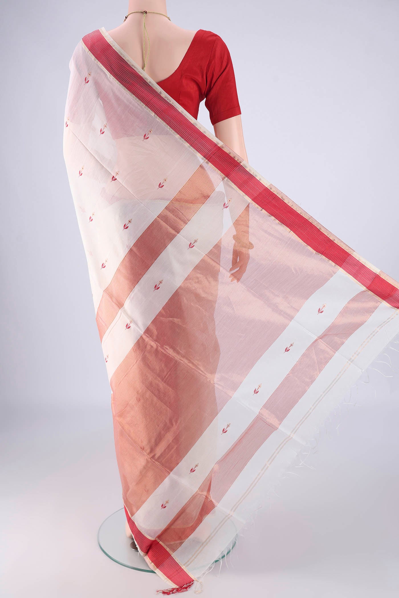Flat view of White Maheshwari Silk Cotton Saree with Thread Butta on the body and Thread Border. 