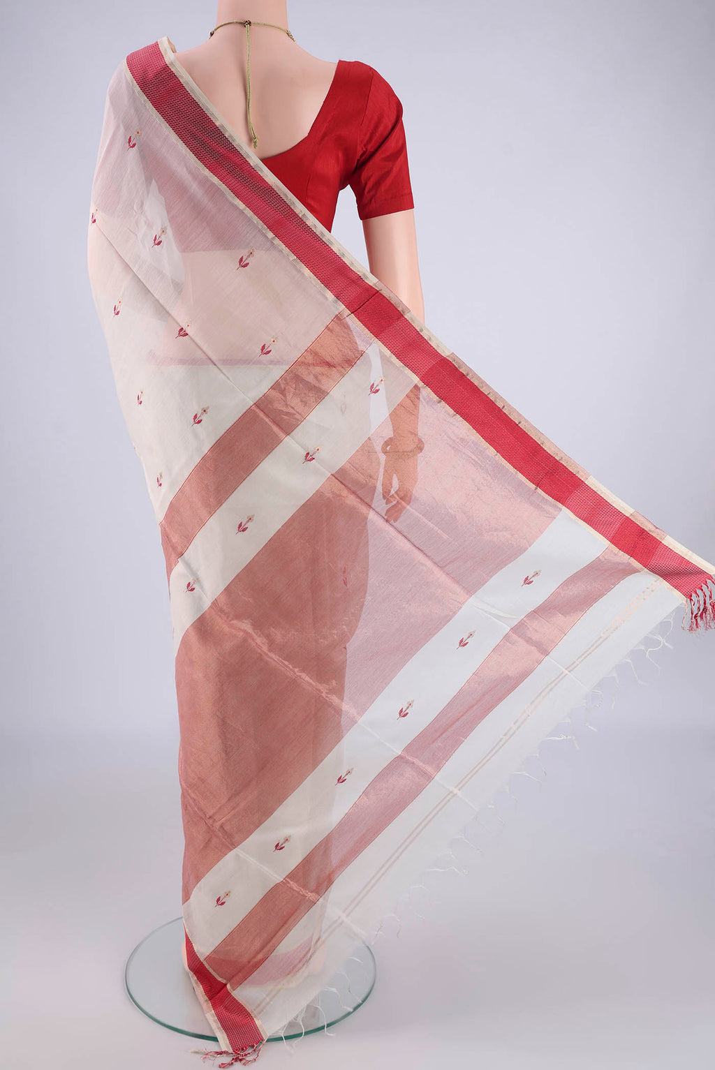 Flat view of White Maheshwari Silk Cotton Saree with Zari And Thread Butta on the body and Thread Border. 