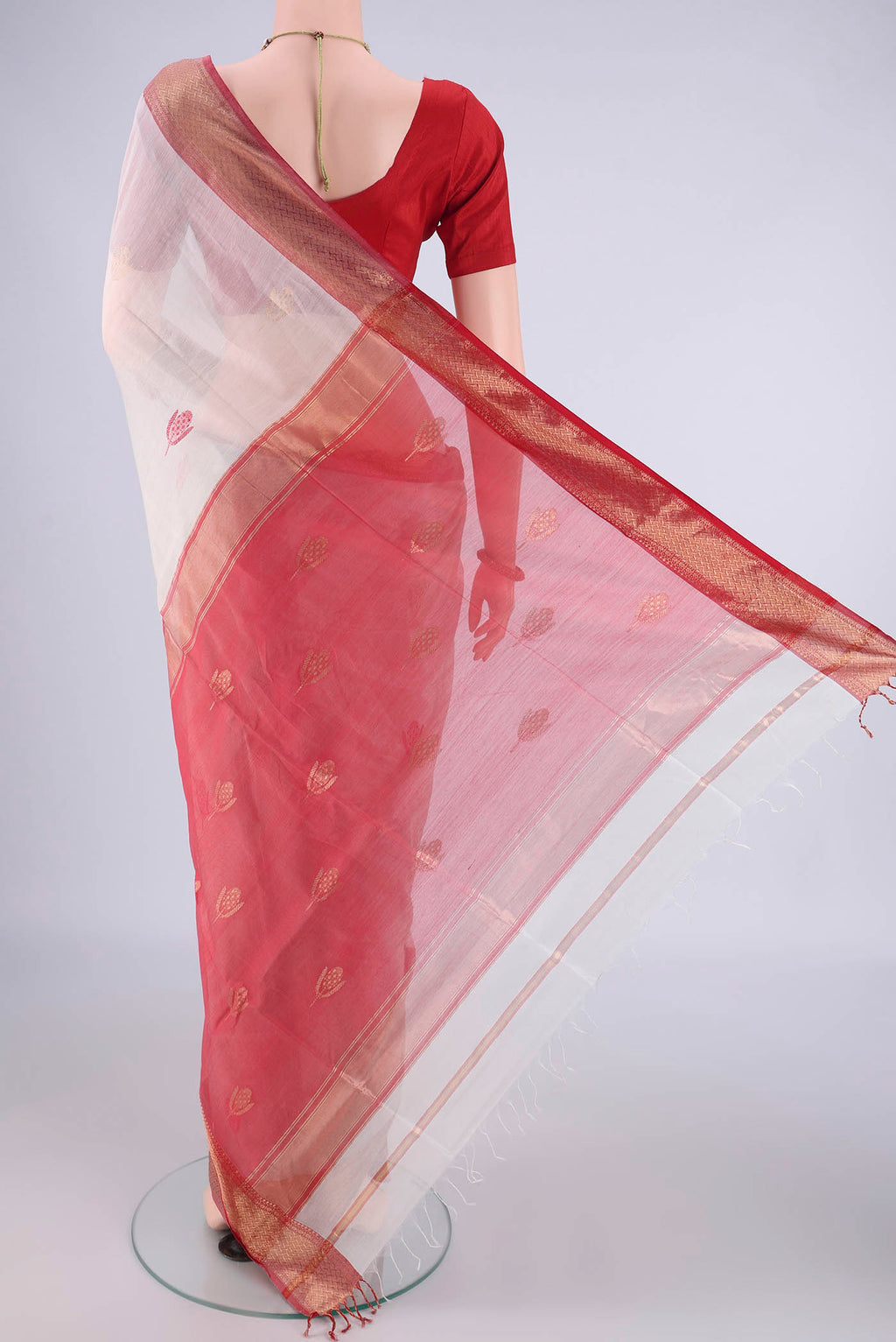 Flat view of White Maheshwari Silk Cotton Saree with Thread Butta on the body and Zari Border. 