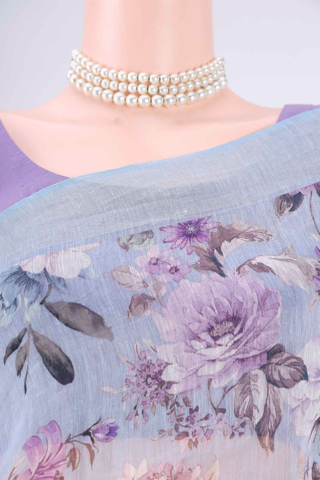 Border image of Sky Blue Linen Saree with Printed design on the body and Zari Border. 